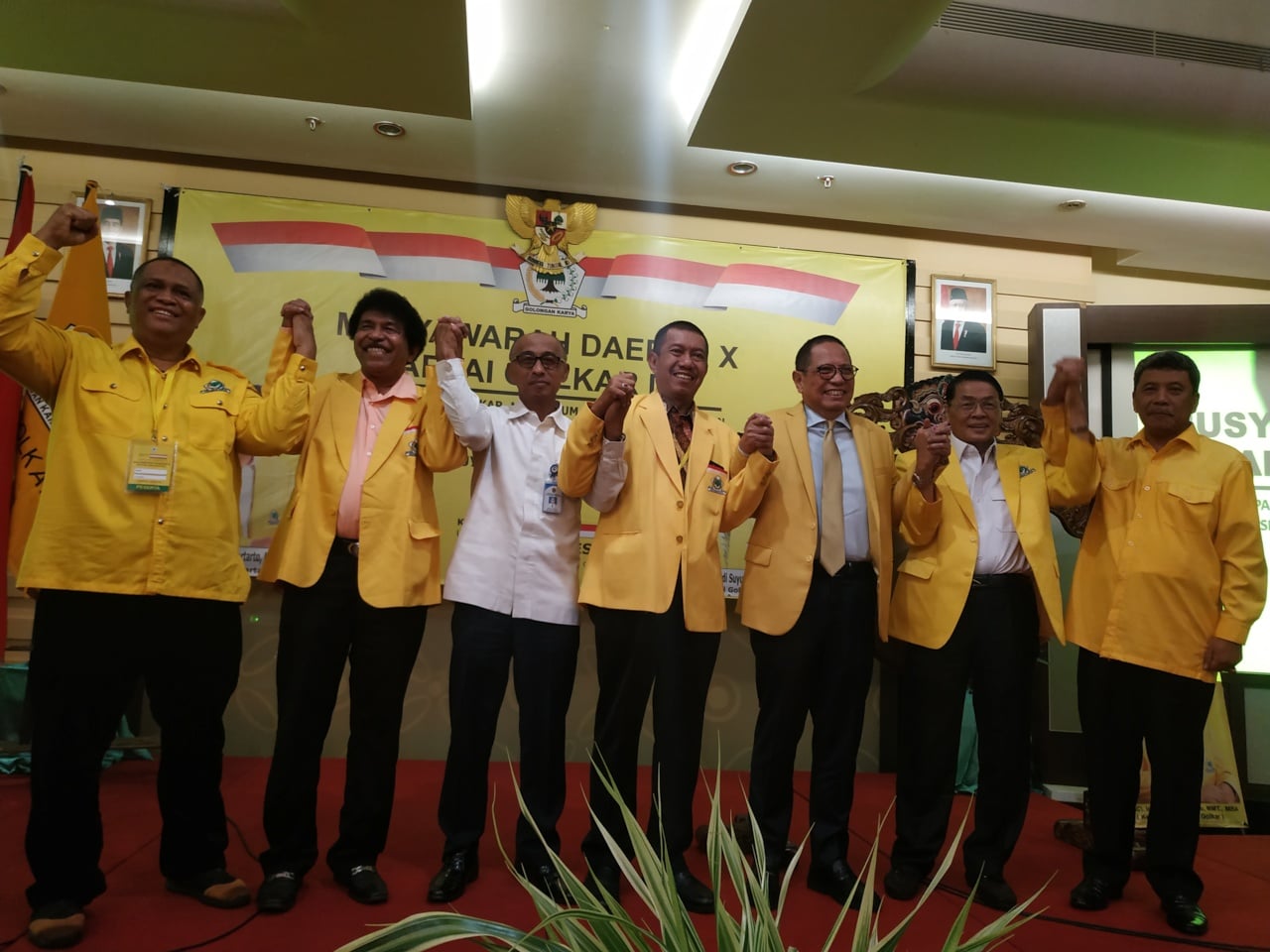 Gandung Pardiman (berbaju putih) terpilih secara aklamasi dalam Musda Partai Golkar, Rabu (4/3) malam.