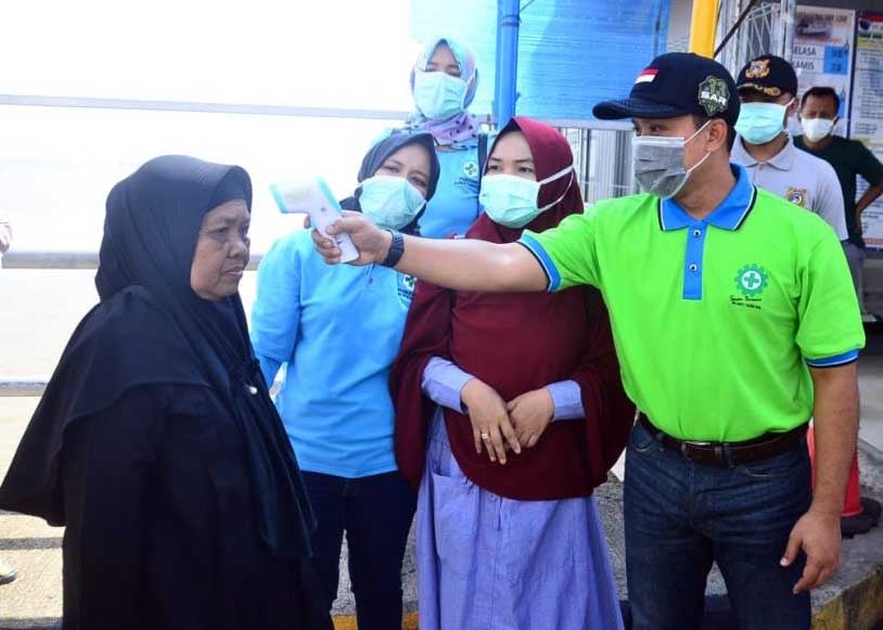 Pemeriksaan penumpang kapal yang baru tiba Pelabuhan Roro, Kualatungkal, di pesisir timur Jambi. 