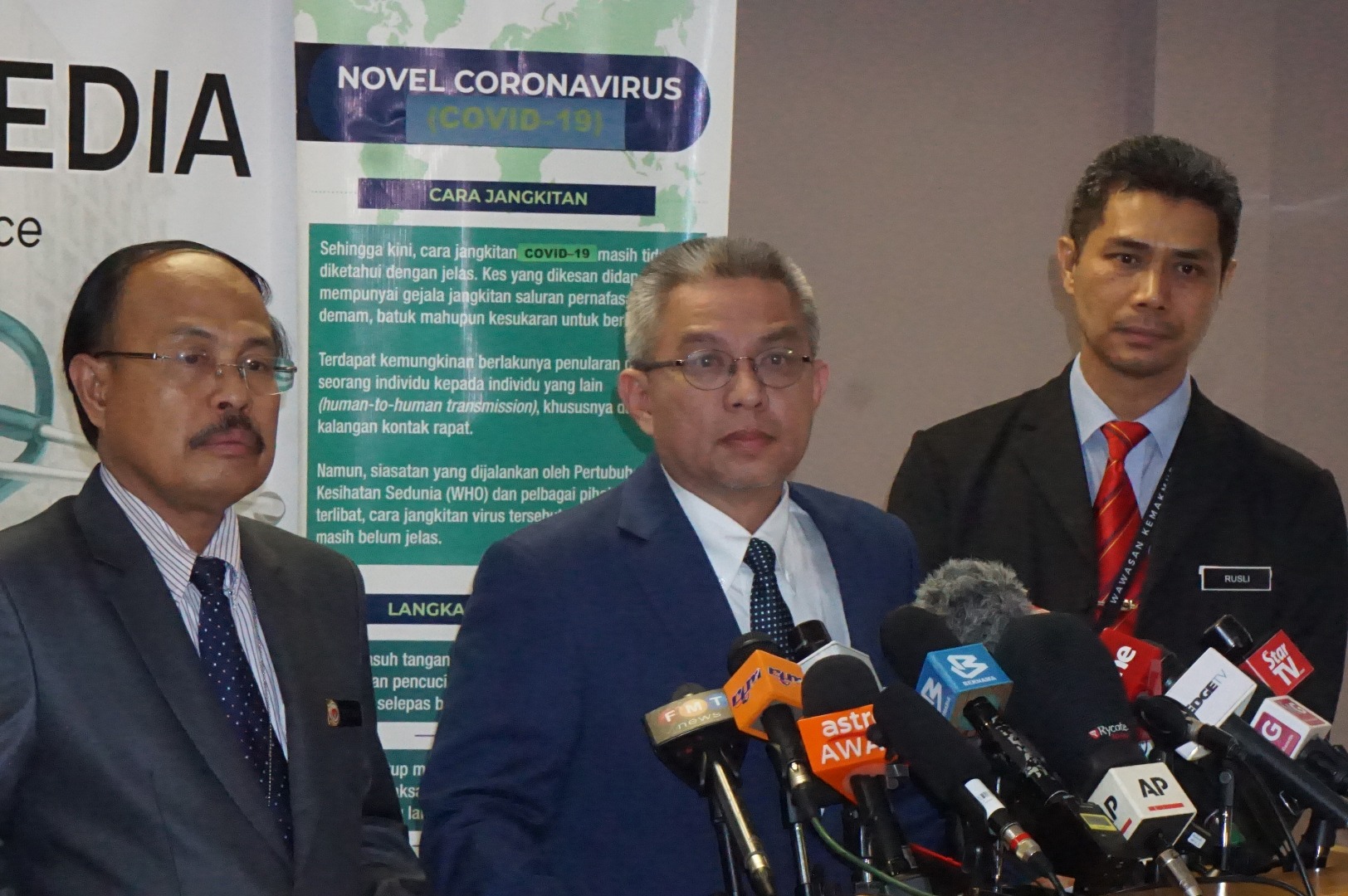  Menteri Kesehatan Malaysia Datuk Sri Dr Adham Bin Baba (tengah) sedang memberikan keterangan pers terkait Covid-19 pada 16 Maret 2020