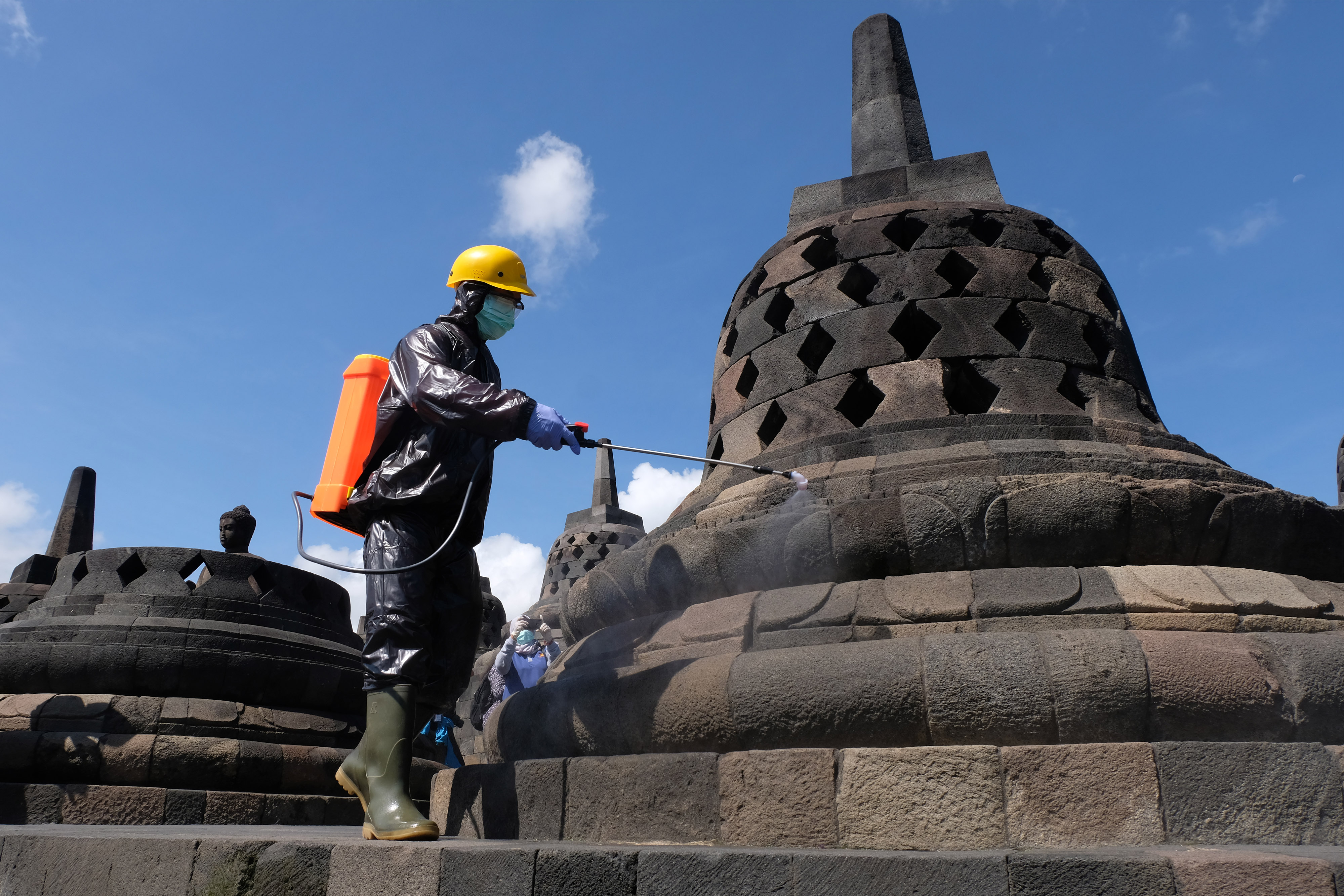 Petugas Balai Konservasi Borobudur (BKB) menyemprotkan cairan disinfektan di candi Borobudur Magelang, Jawa Tengah,