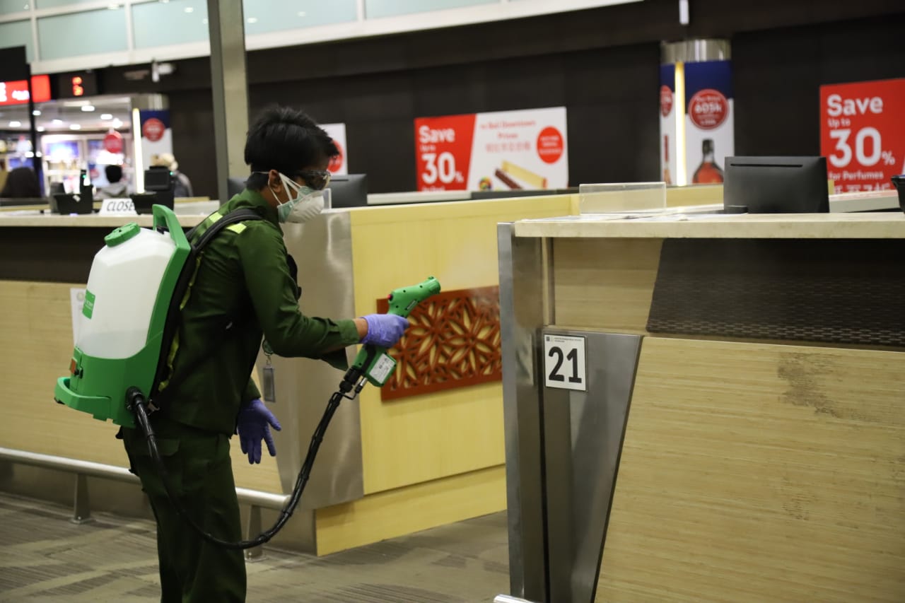 Petugas menyemprotkan disinfektan di area check ini Bandara I Gusti Ngurah Rai Bali, Rabu (4/3/2020). 