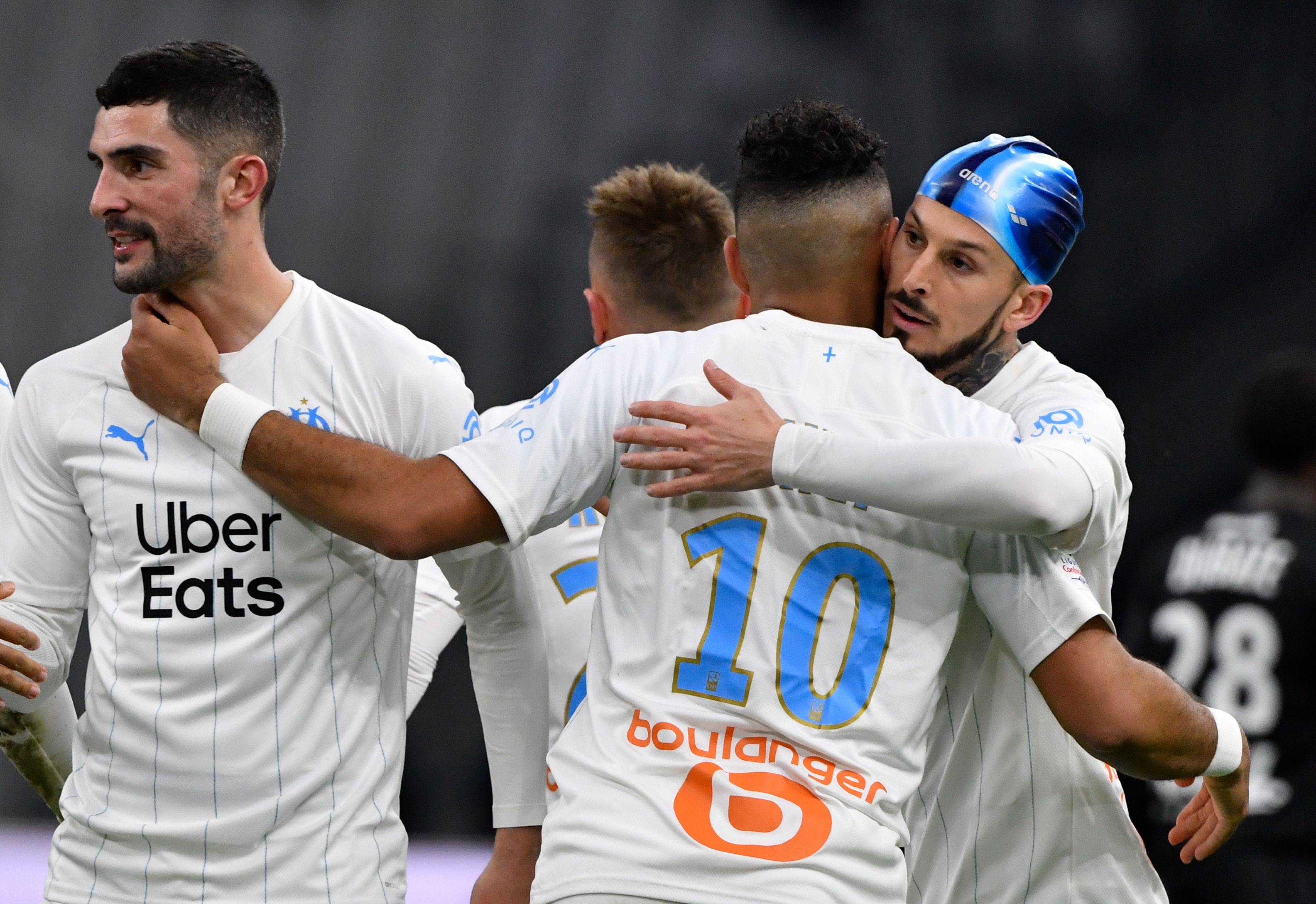 Para pemain Marseille melakukan selebrasi usai mencetak gol ke gawang Amiens di laga Ligue 1.