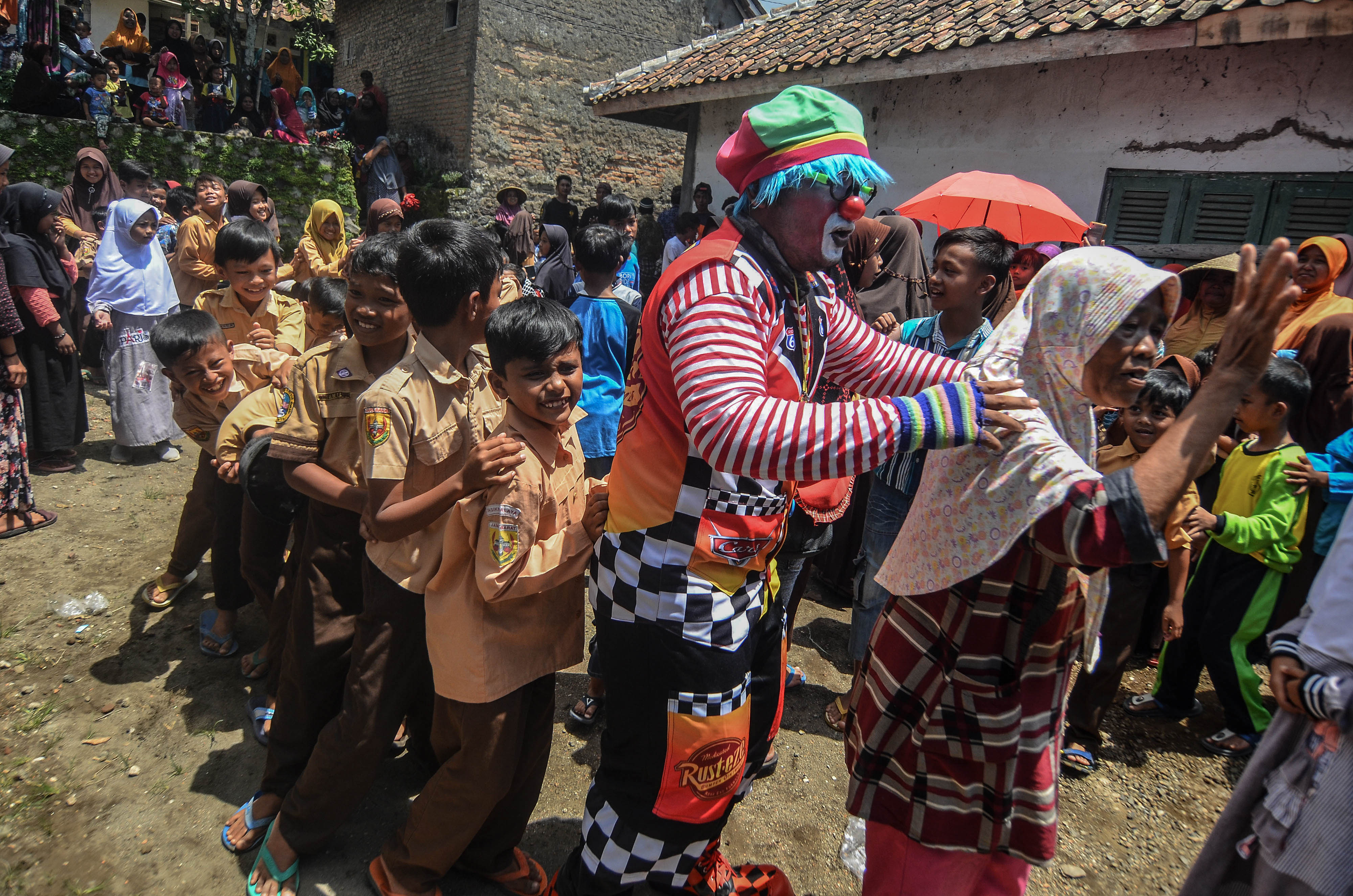Badut sedang menghibur anak-anak dalam kegiatan trauma healing di Tasikmalaya