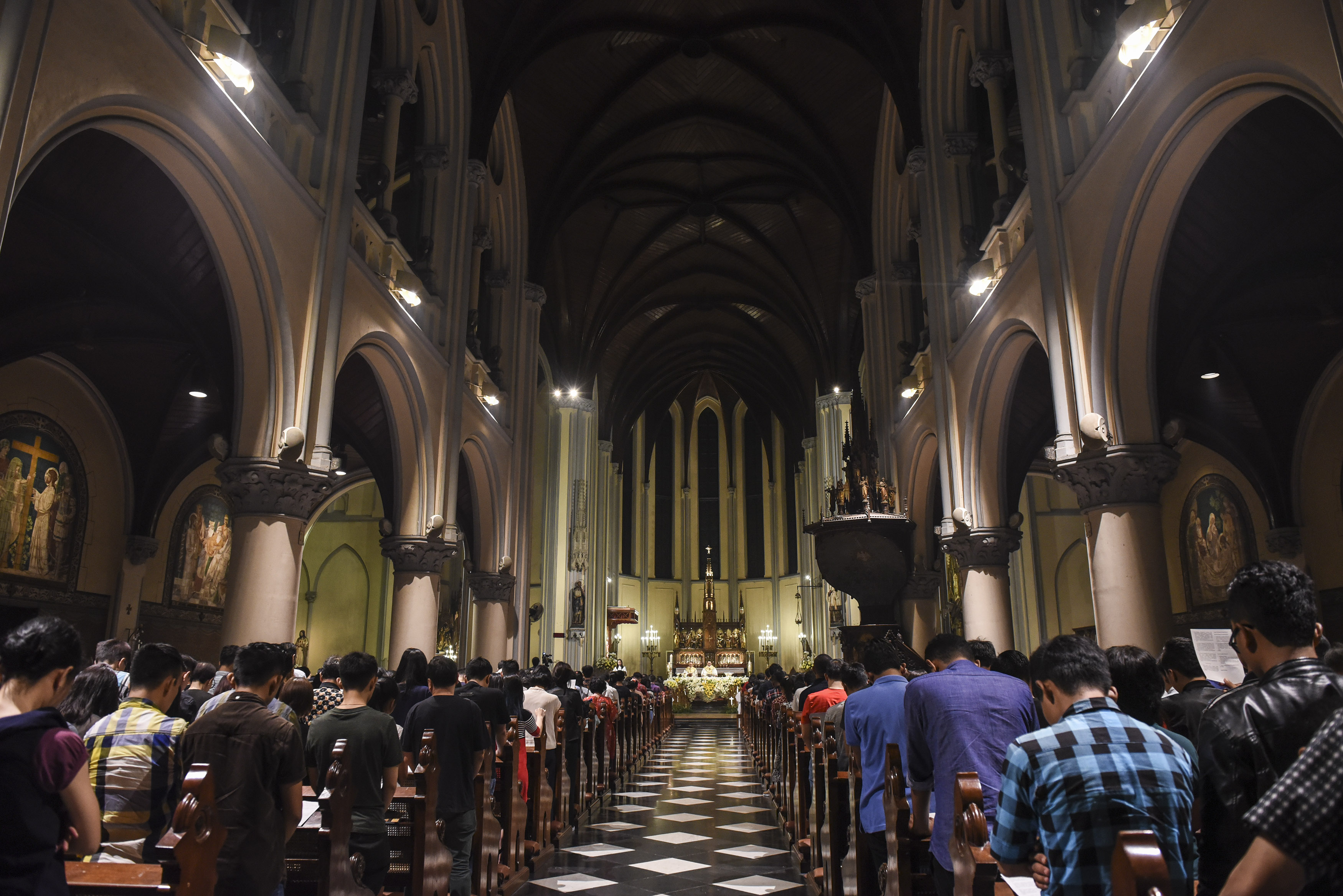 Umat Katolik mengikuti Misa Minggu Paskah di Gereja Katedral, Jakarta, Minggu (16/4). 