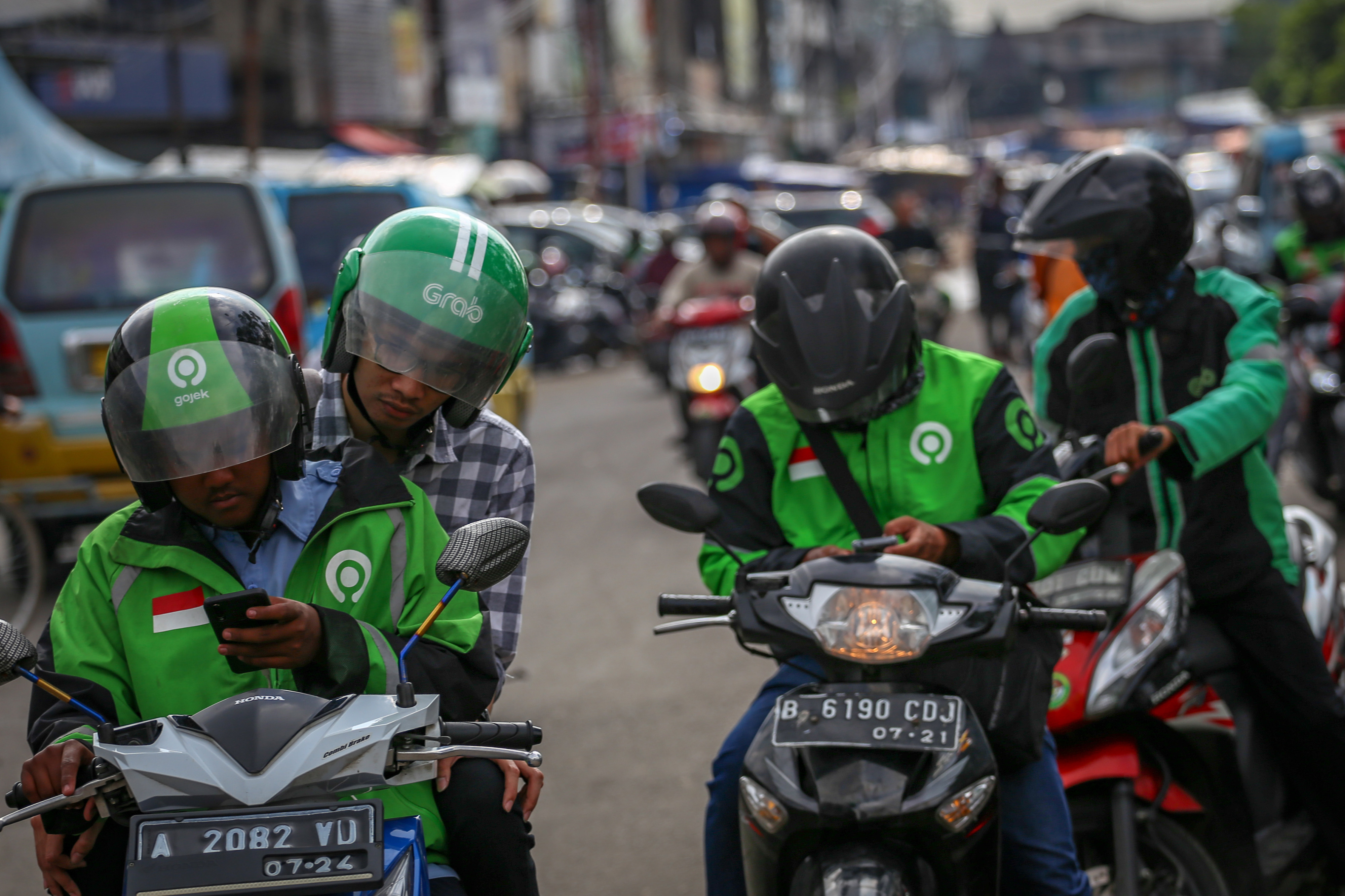 Pengemudi ojek online menunggu penumpang di kawasan Pasar Anyar, Kota Tangerang, Banten.