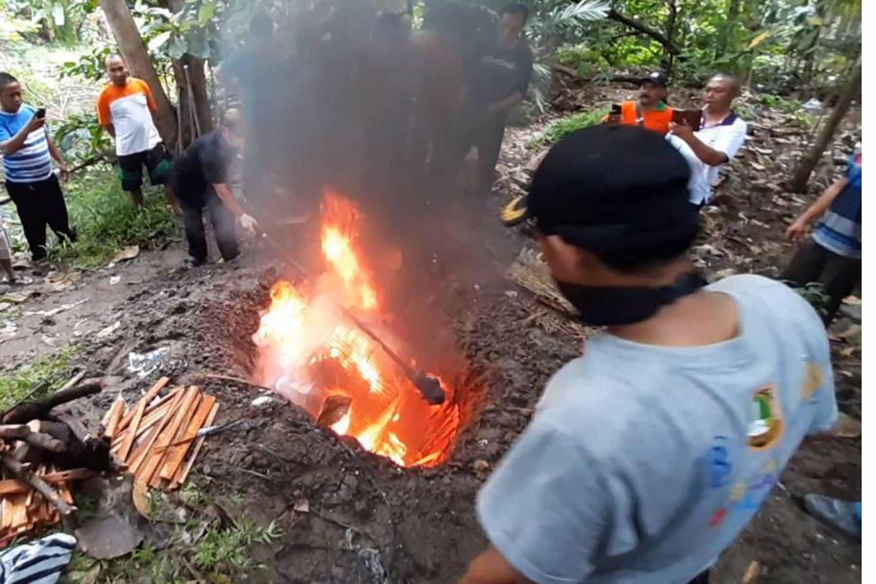 Komunitas pedagang burung Pasar Burung Depok Solo memusnahkan kelelawar yang menjadi dagangan mereka, Sabtu (14/3).