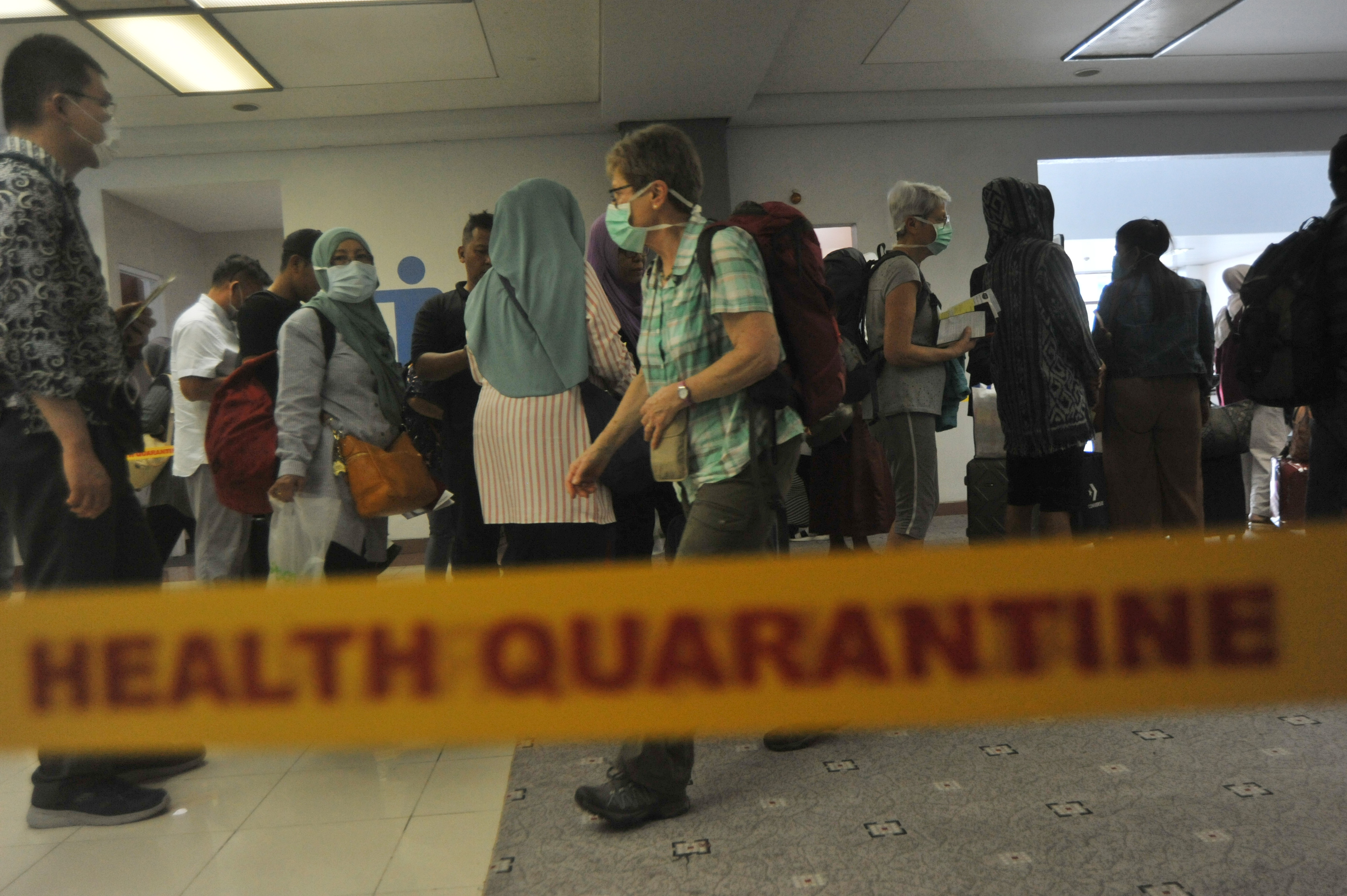 Sejumlah penumpang pesawat udara dari Kuala Lumpur mengantre di terminal kedatangan internasional, Bandara Internasional Minangkabau (BIM)