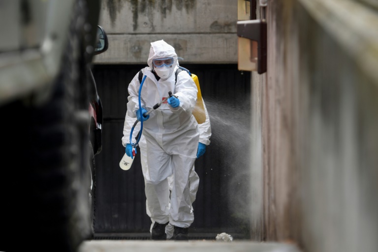 Anggota militer dari Uni Darurat Spanyol menyemprot lokasi yayasan untuk menyandang disabilitas di Madrid, Spanyol.