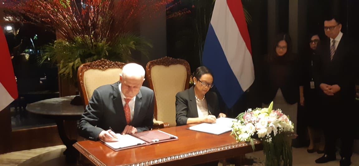 Menlu RI Retno Marsudi dan Menlu Belanda Stef Blok melakukan penadatanganan kerja sama