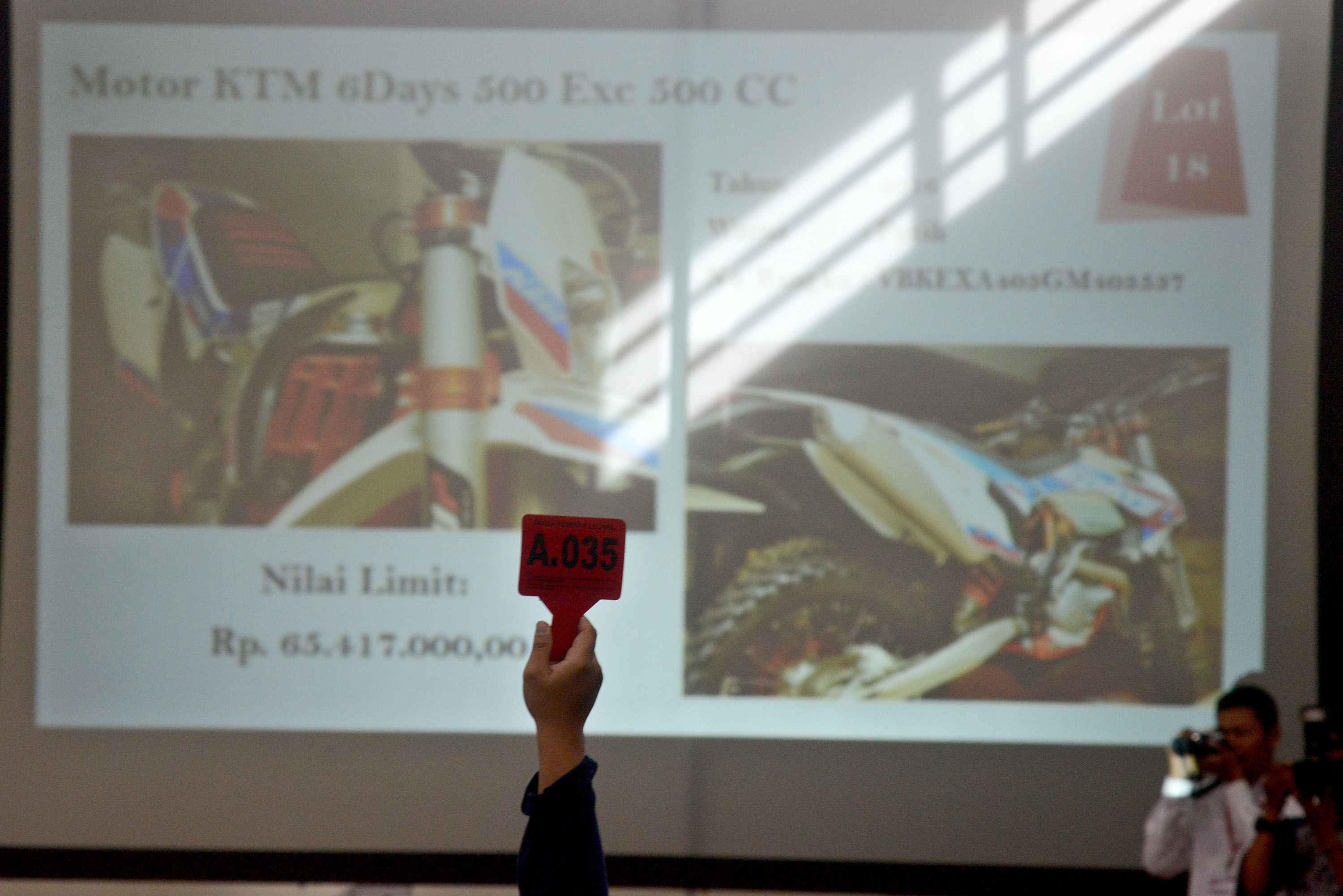  Ilustrasi proses lelang barang hasil sitaan kasus korupsi di Gedung KPK.