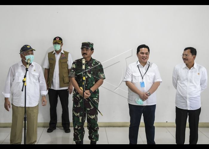 Panglima TNI bersama Menteri BUMN, Menteri PUPR, Menteri Kesehtan, dan Kepala Gugus Tugas penanganan Covid-19 di wisma atlet Kemayoran