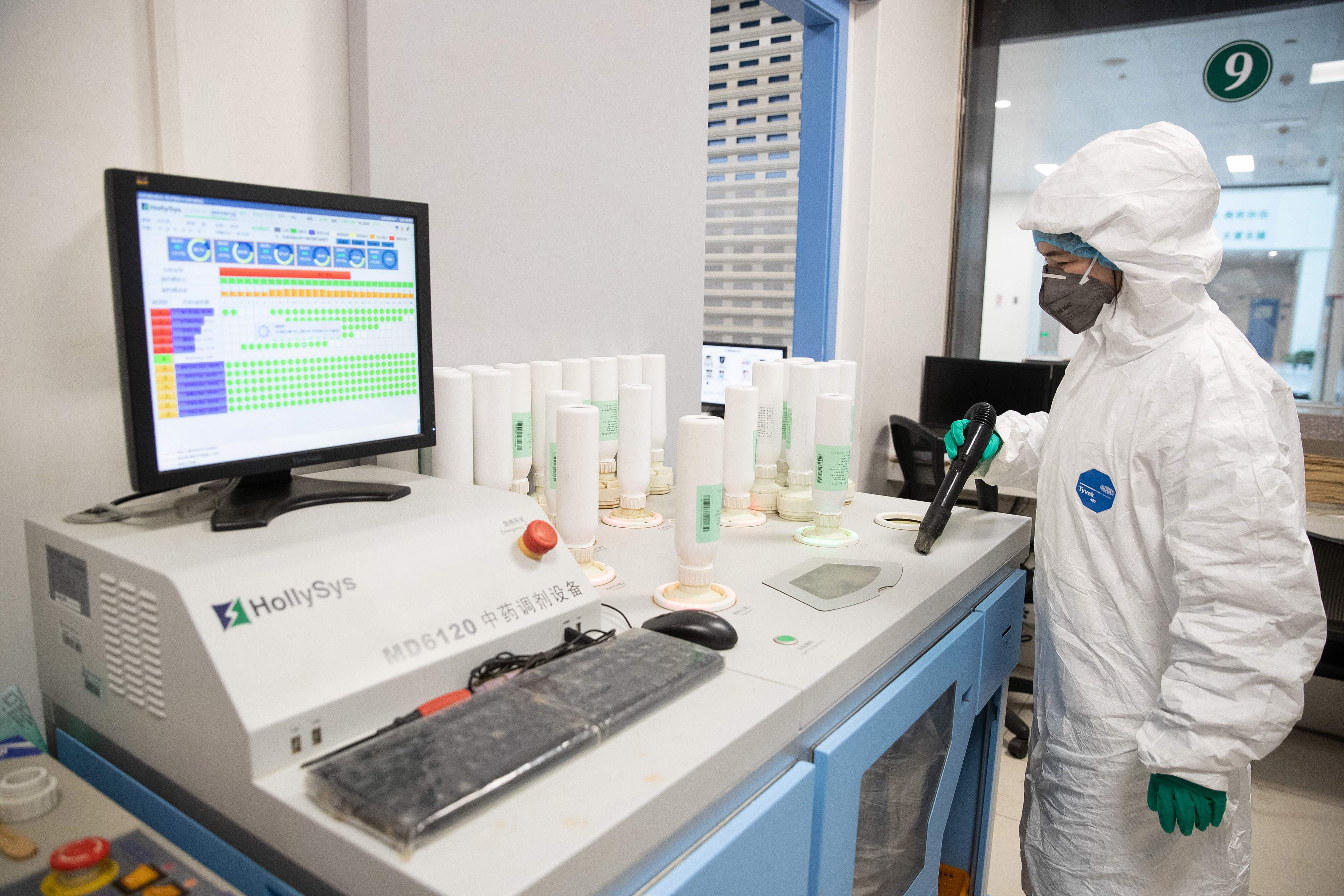 Seorang pekerja medis memproduksi obat-obatan tradisional untuk mengobati pasien terinfeksi virus korona di sebuah rumah sakit di Wuhan.