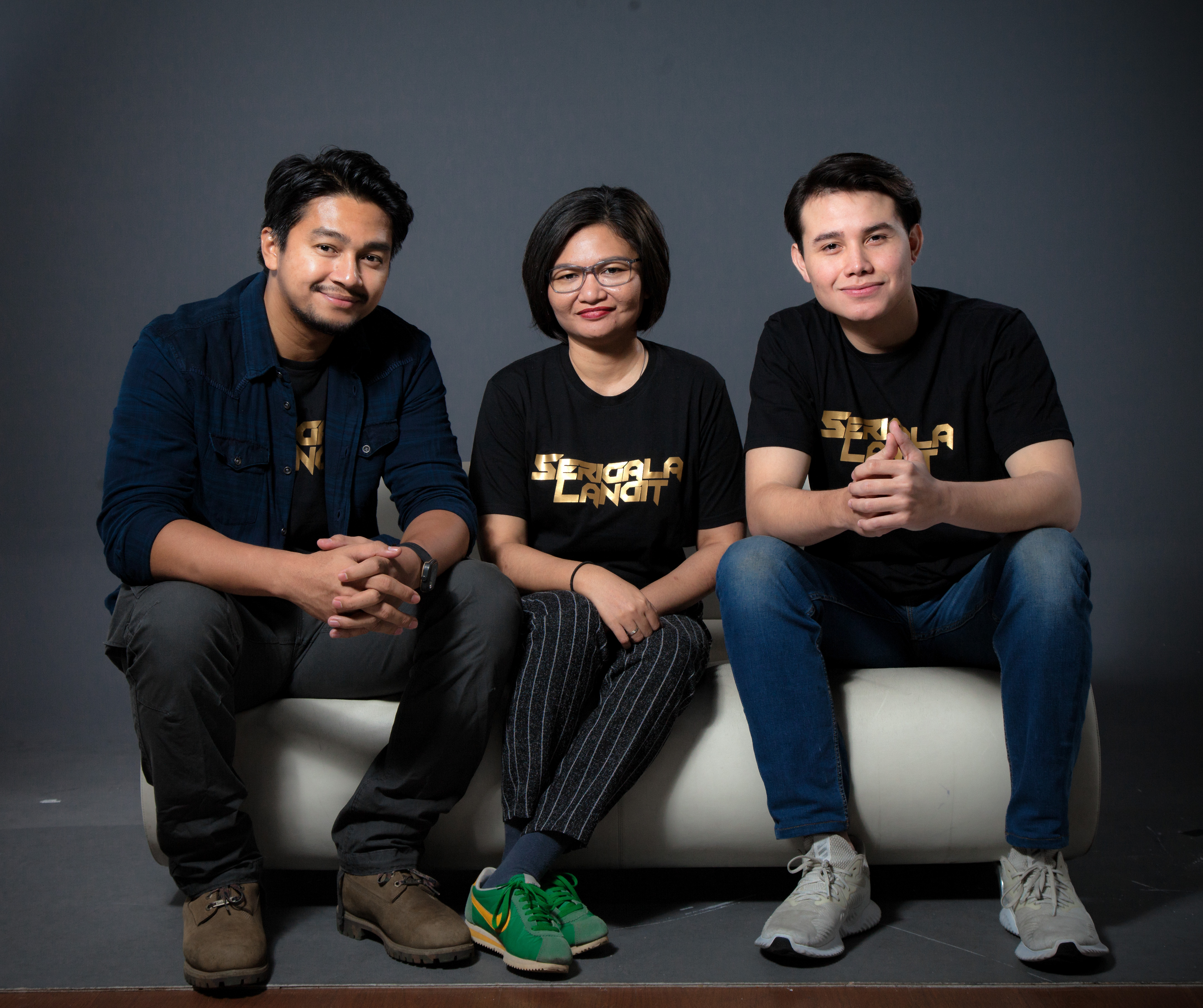 SERIGALA LANGIT: (dari kiri) Deva Mahenra, Titien Wattimena dan Thomas Sparringa saat melakukan sesi foto di Media Indonesia, selasa (3/3)