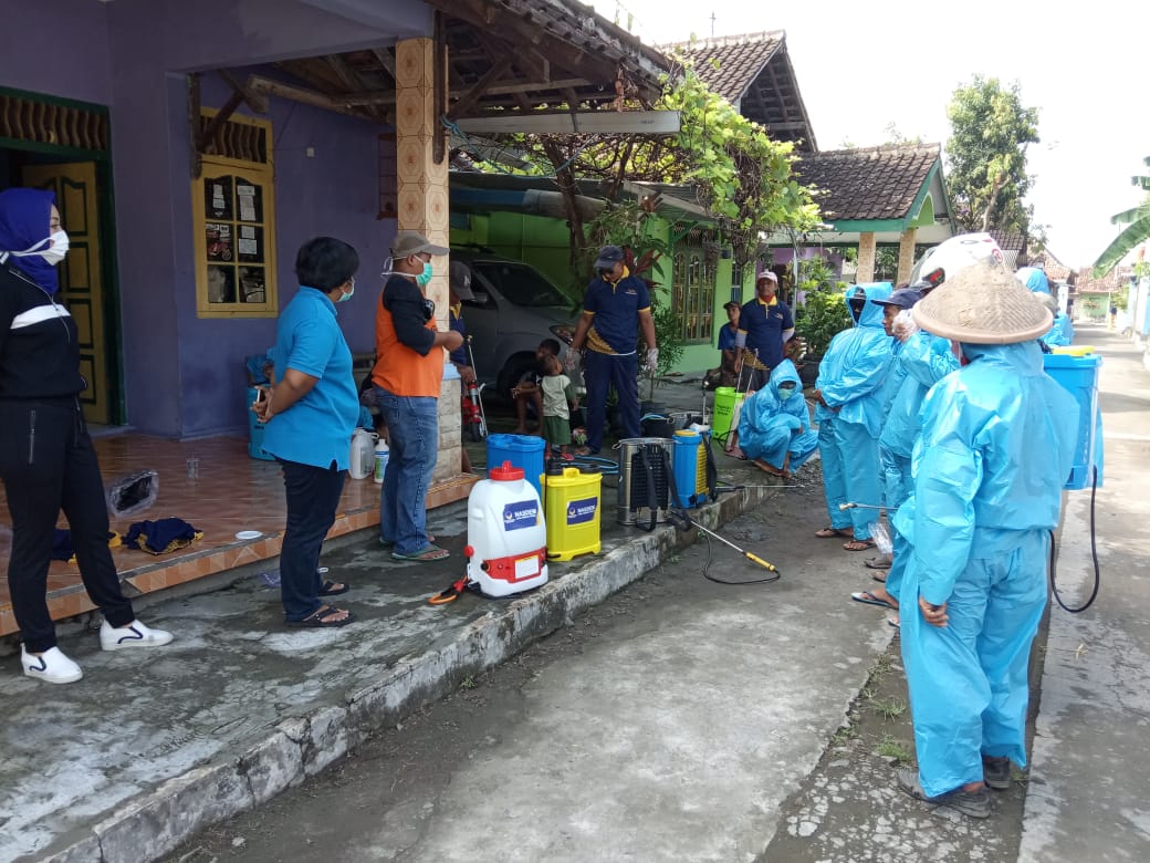  Dewan Pimpinan Daerah (DPD) NasDem Kabupaten Klaten, Jawa Tengah, melakukan gerakan penyemprotan disinfektan di permukiman penduduk.