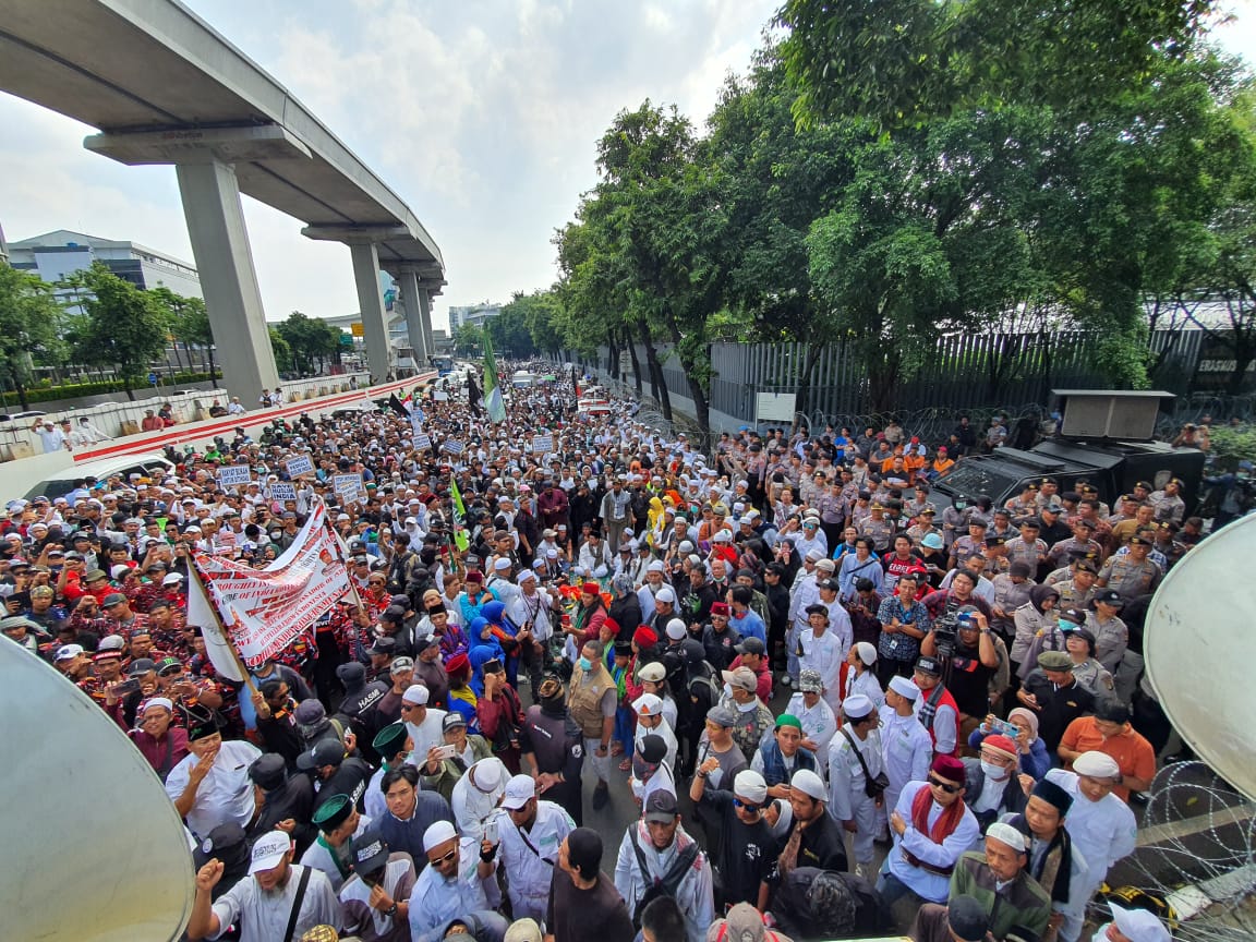 Massa berunjuk rasa di depan Kedubes India, Jakarta, Jumat (6/3/2020). 
