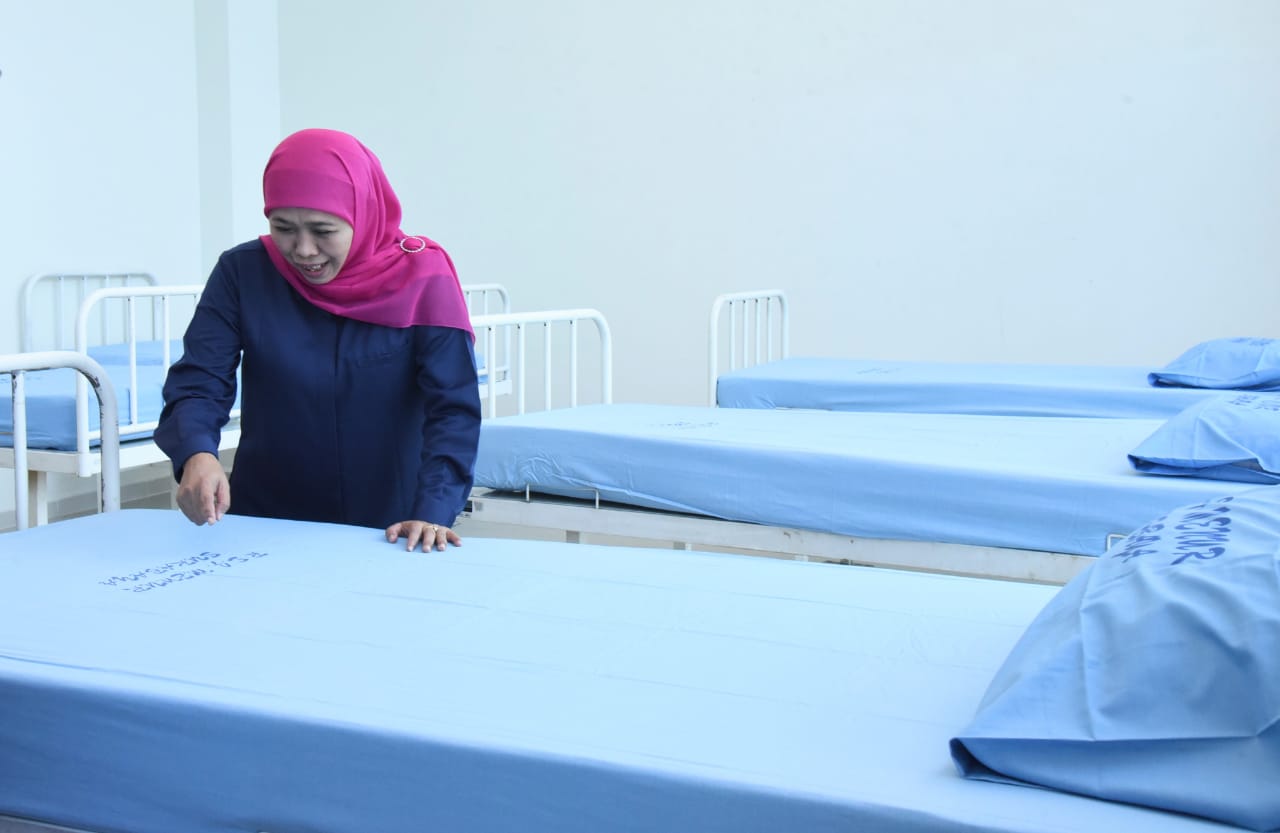 Gubernur Jatim Khofifah Indar Parawansa meninjau kesiapan tambahan bed ruang isolasi di RS Jiwa Menur.