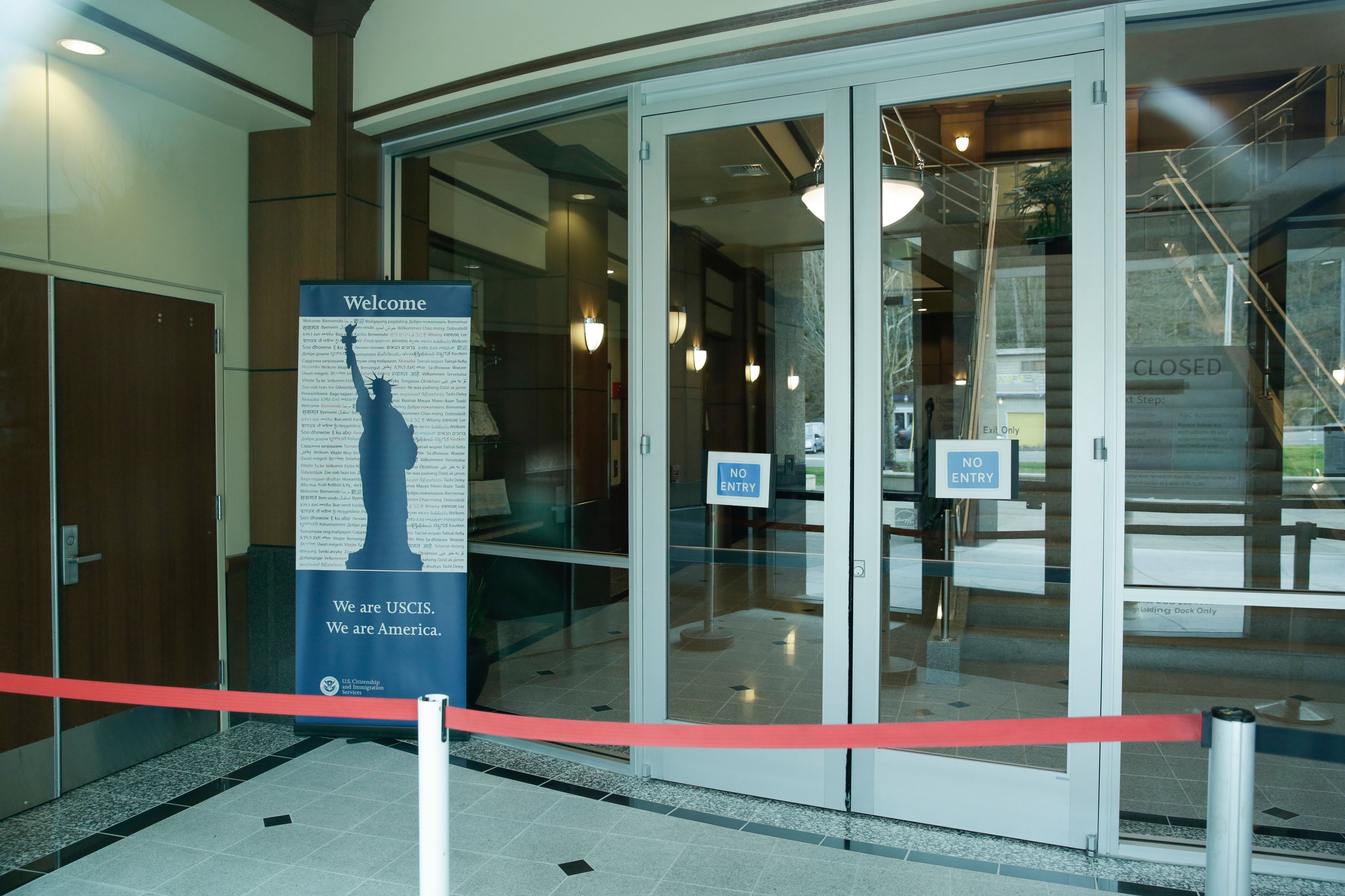 Kantor Kewarganegaraan dan Imigrasi AS di Washington ditutup setelah seorang pekerja di kantor itu diduga tertular virus korona.