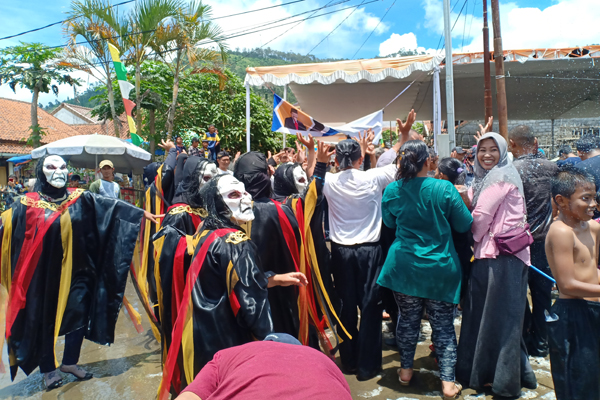 Palagan Toya yang diadakan dalam rangka ruwatan lembur di Kampung Cibedug, Desa Cikole, Kecamatan Lembang Kabupaten Bandung Barat.