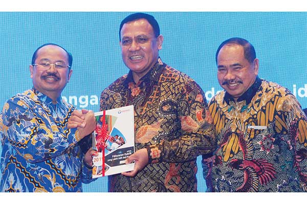 Ketua Ombudsman Amzulian Rifai (kiri) menyerahkan laporan tahunan Ombudsman kepada Ketua KPK Firli