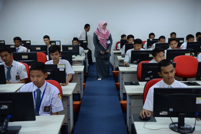 Siswa sedang mengikuti ujian berbasis komputer
