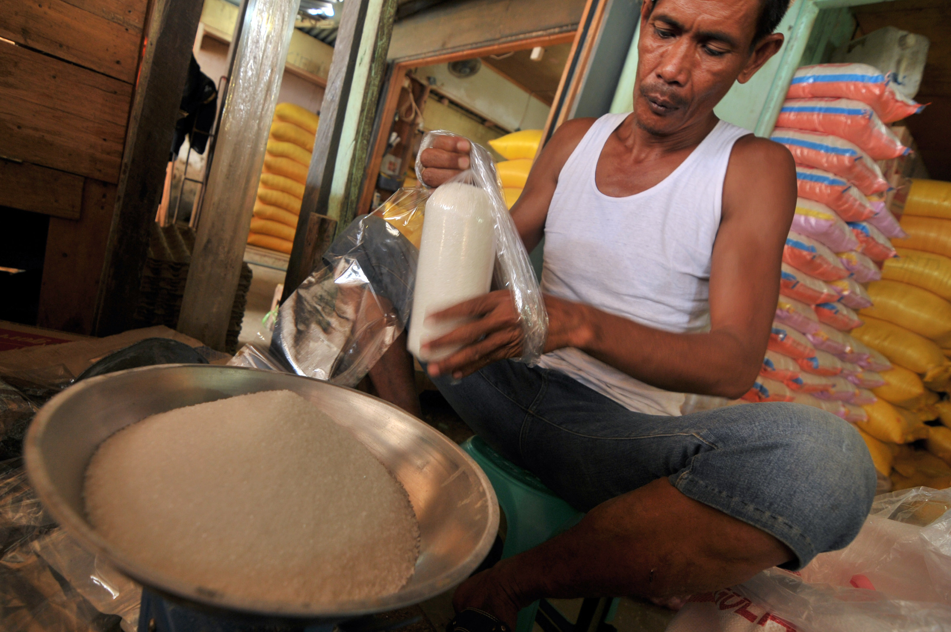 Harga gula pasir di Makassar, Sulawesi Selatan terus melonjak dan langka. 