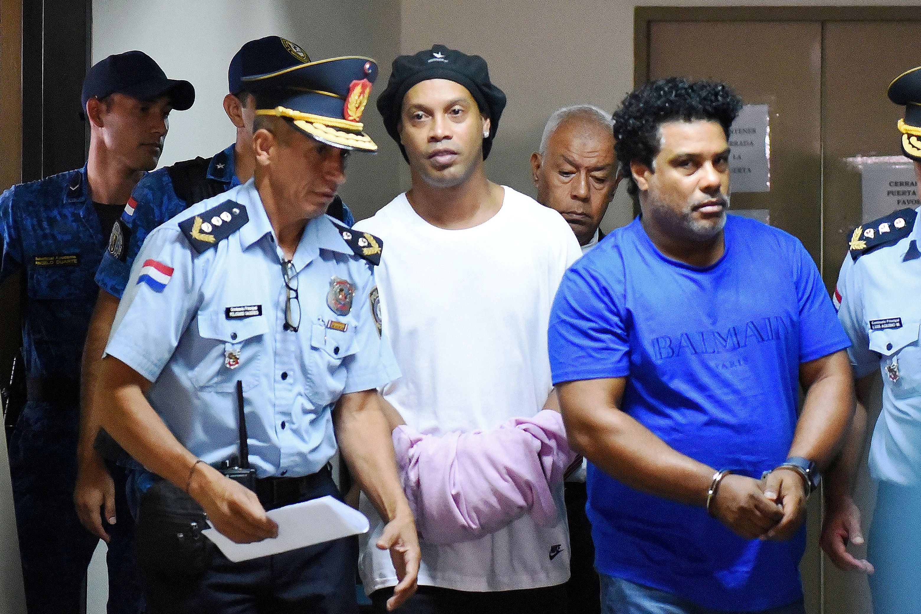 Ronaldinho (tengah) dan saudaranya ditangkap saat memasuki Paraguay.