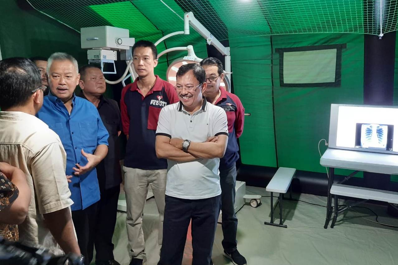 Menkes Terawan Agus Putranto dan pemilik Artha Graha Group, Tomy Winata saat meninjau Rumah Sakit Lapangan