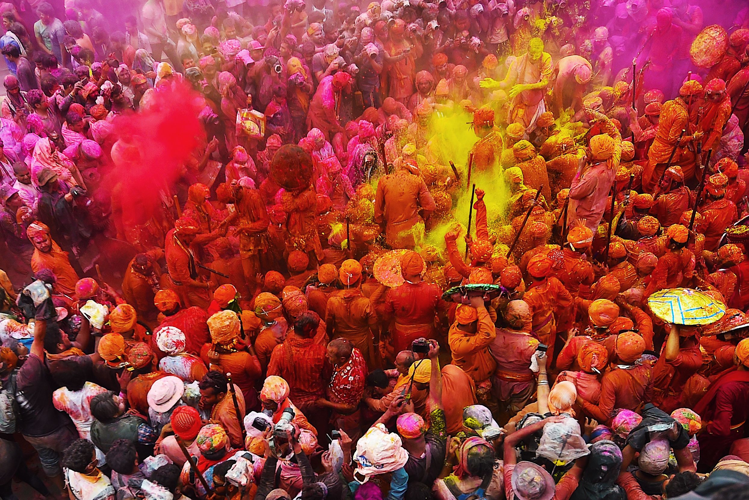 Umat Hindu merayakan Holi, festival warna musim semi, selama pertemuan tradisional di sebuah kuil di Desa Nandgaon di India, Kamis (5/3).