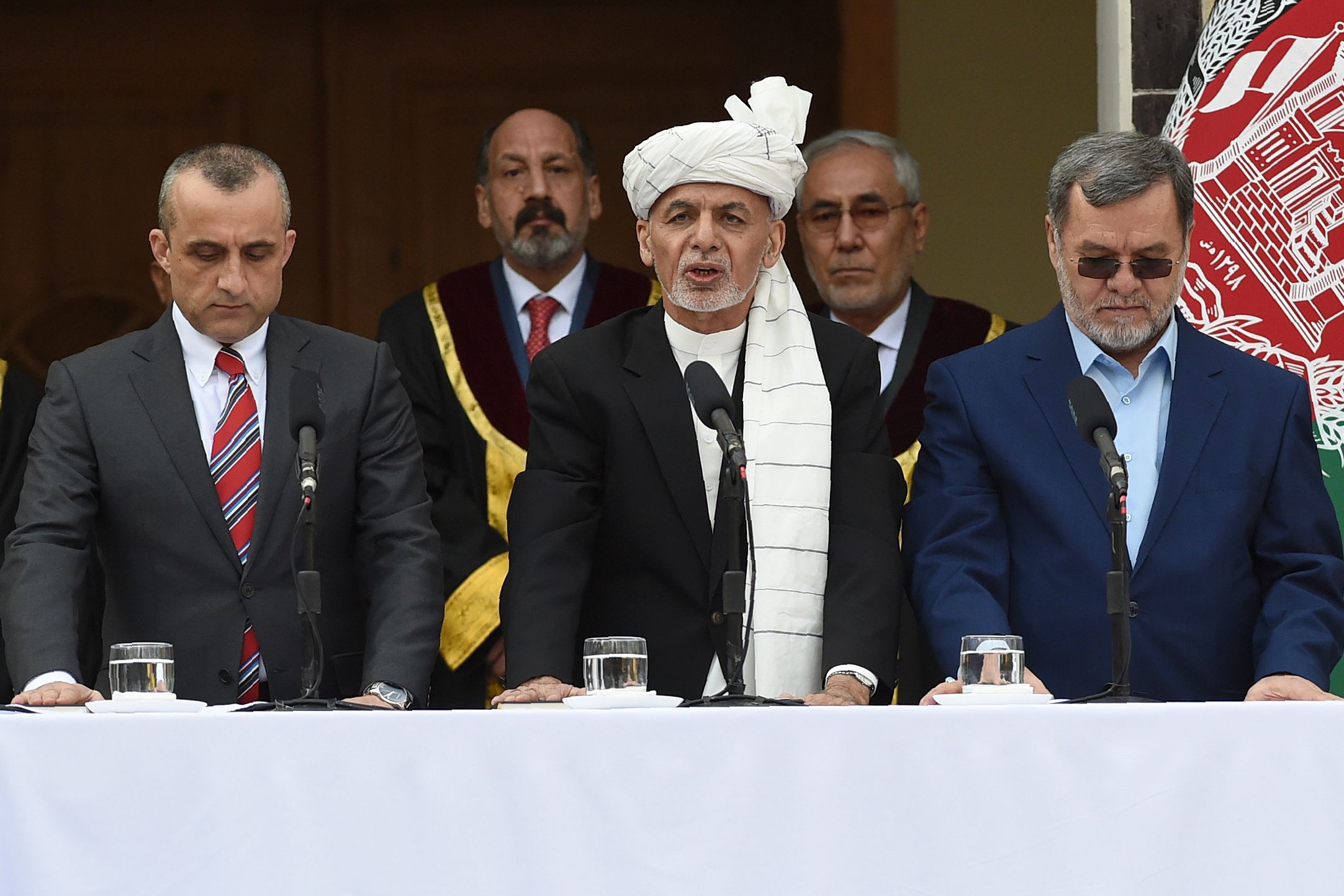 Presiden Afghanistan Ashraf Ghani (tengah). 