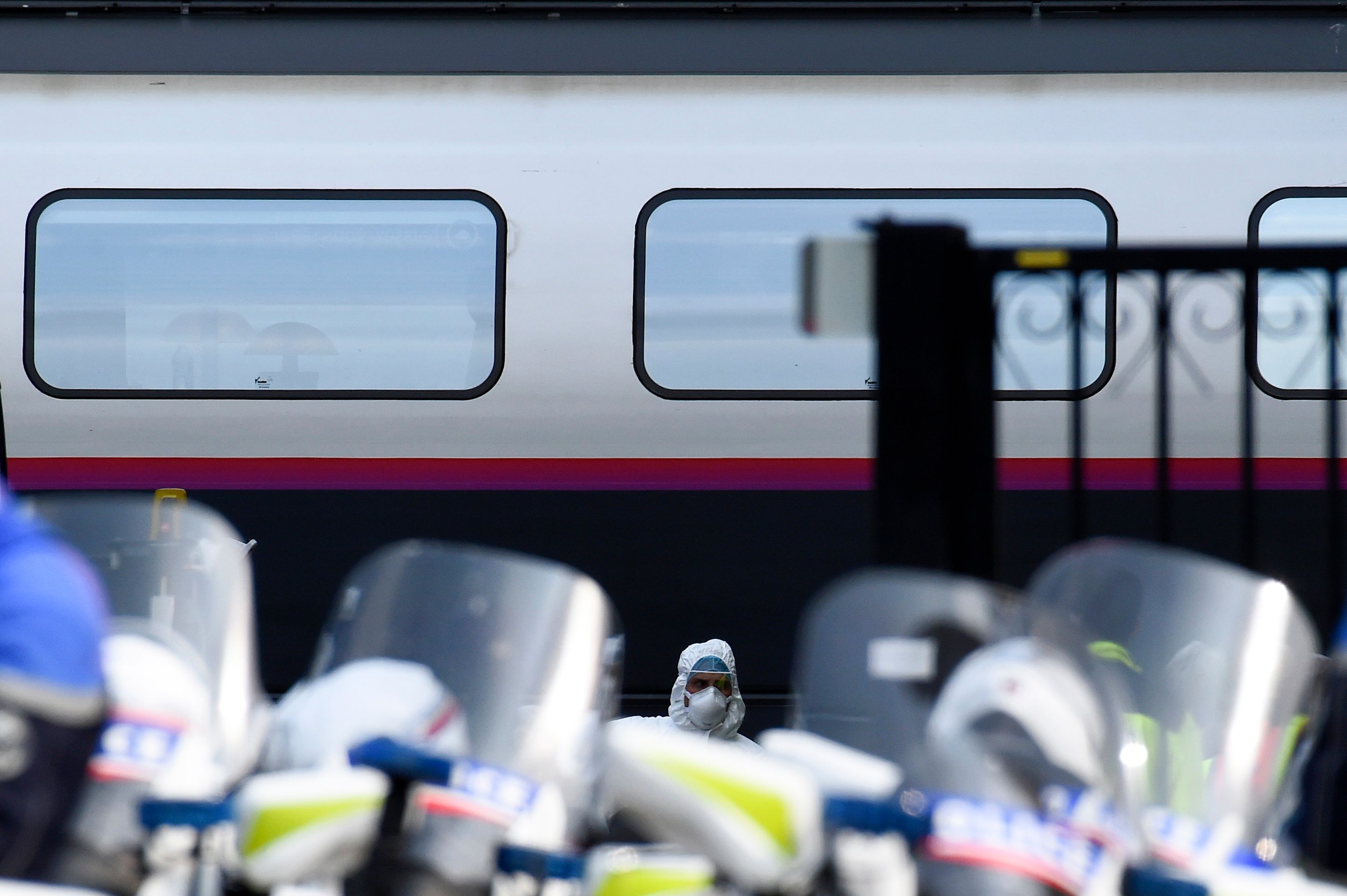 Petugas medis memakai masker saat mengevakuasi pasien di stasiun the Saint-Jean di Bordeaux pada 29 Maret 2020