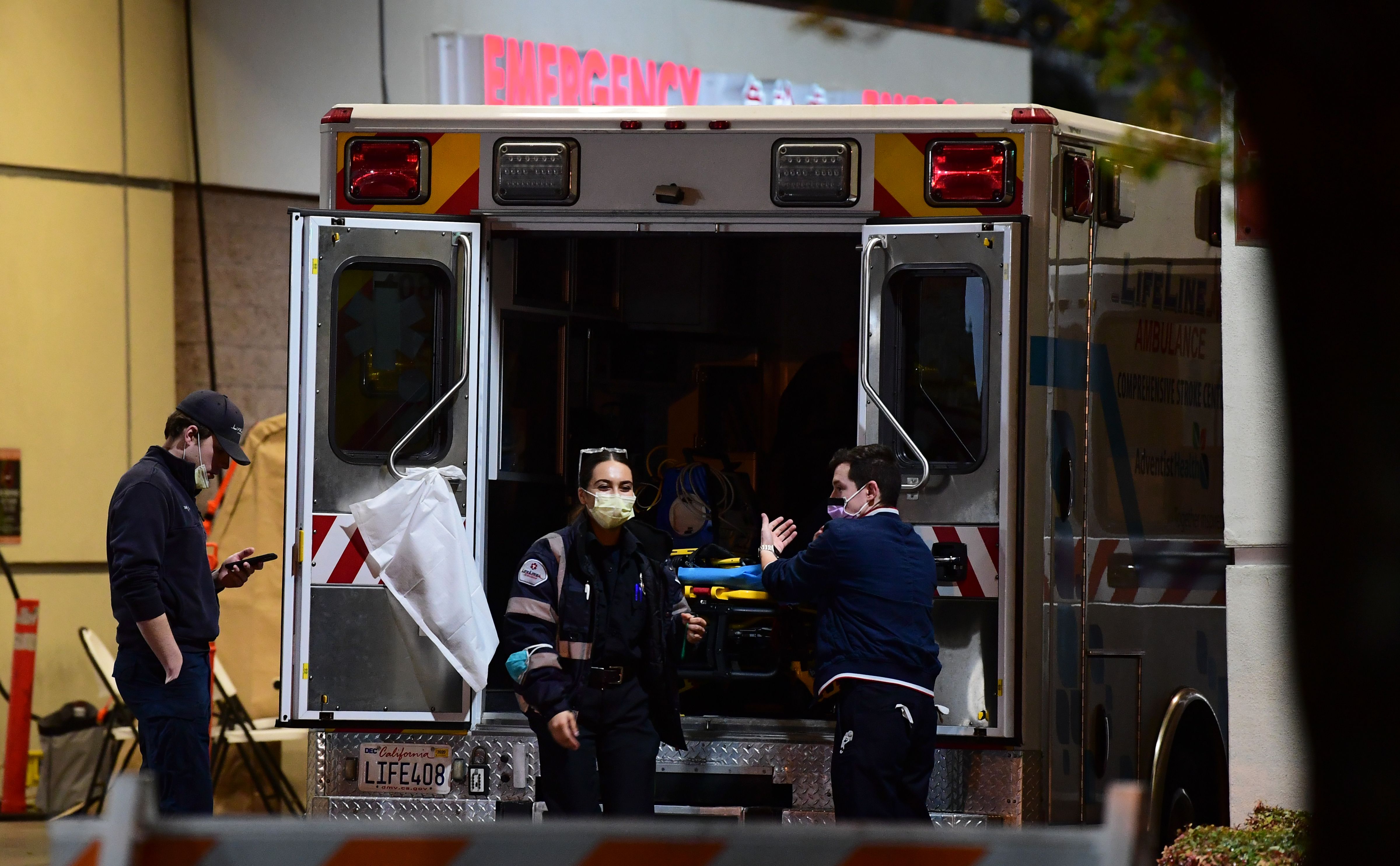 Para pertugas medis menggunakan masker di Garfield Medical Center di Monterey Park, California, Amerika Serikat.