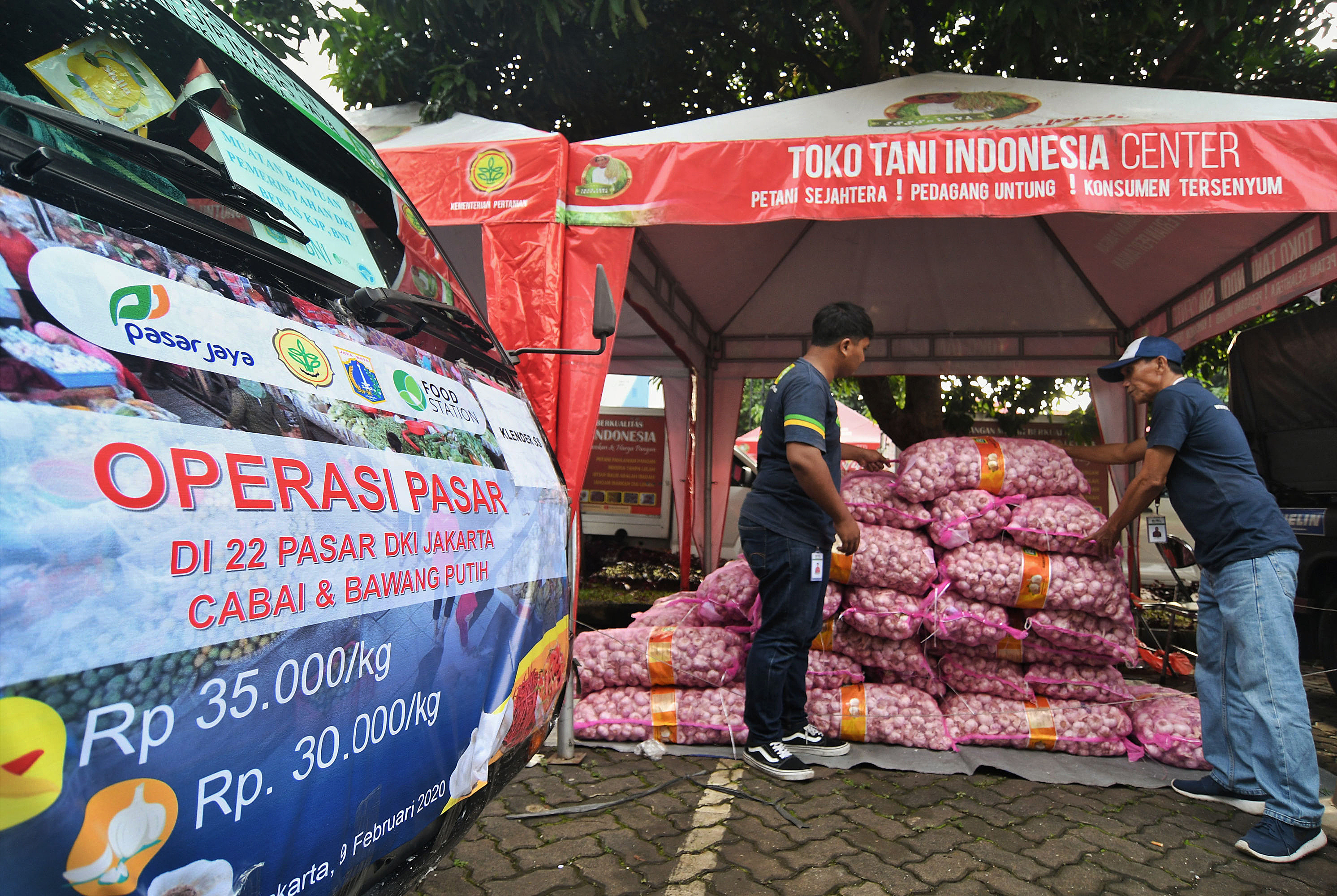 Petugas bersiap melaunching gelar cabai dan bawang putih murah di Toko Tani Indonesia Center, Pasar Minggu, Jakarta Selatan, Minggu (9/2/202