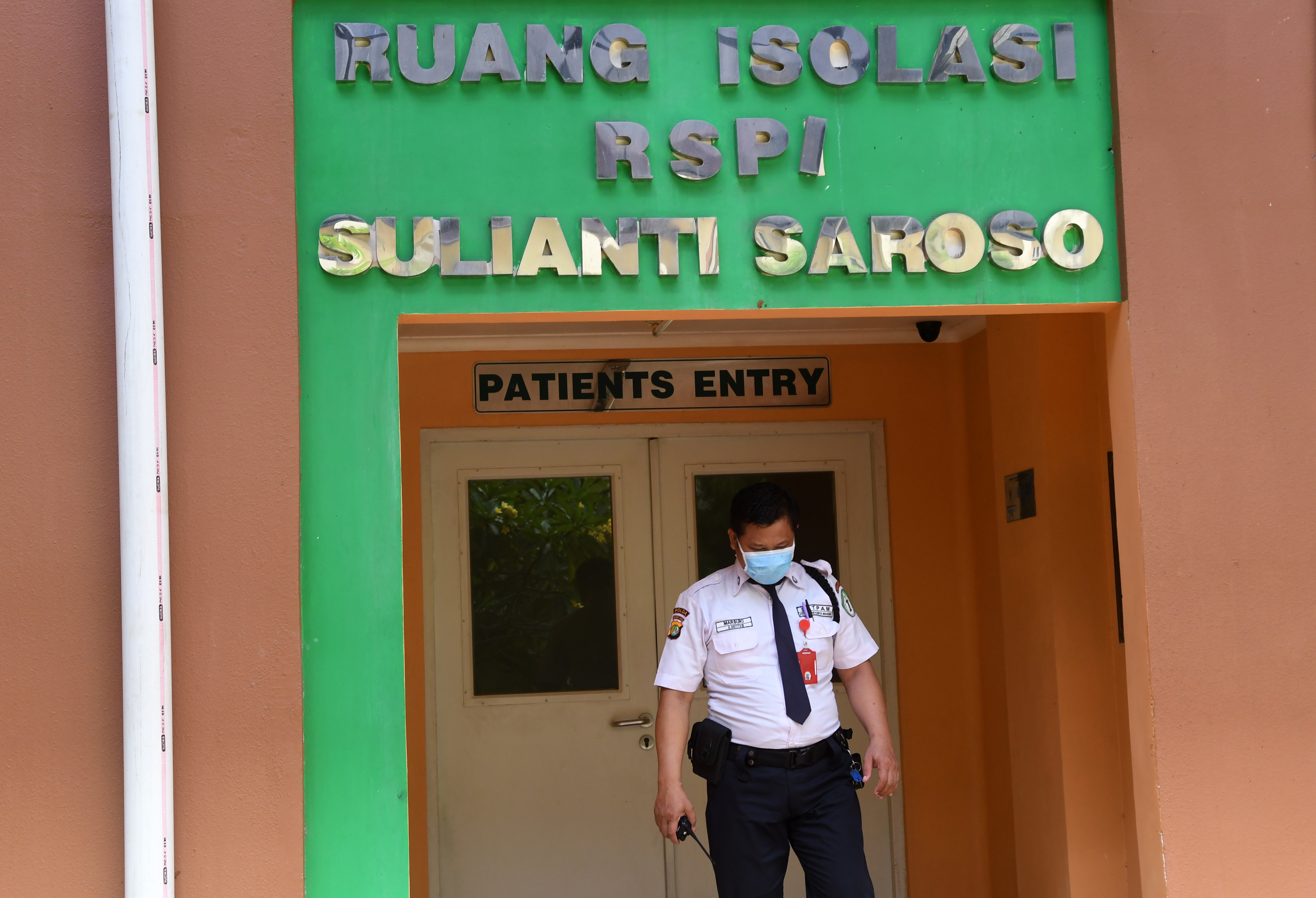 Petugas keamanan berjaga di depan ruang isolasi Rumah Sakit Penyakit Infeksi (RSPI) Sulianti Saroso, Jakarta, Senin (27/1/2020).