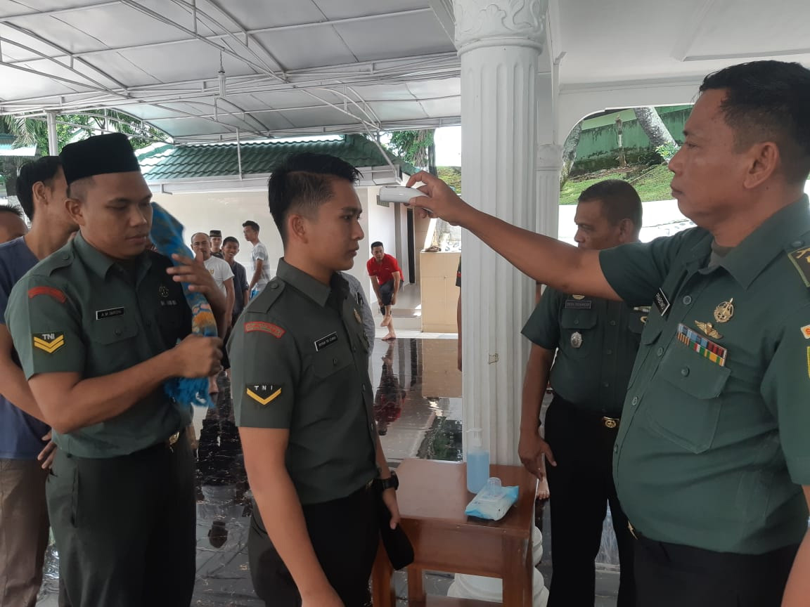 Pemeriksaan suhu tubuh sebelum salat Jumat di Masjid Al Ikhlas Korem Gapo Palembang, Jumat (20/3/2020).
