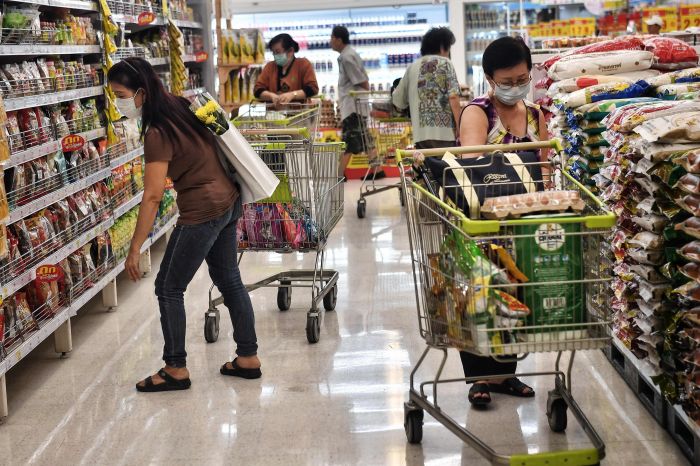 Orang-orang mengenakan masker di tengah kekhawatiran tentang virus korona, Rabu (4/3).