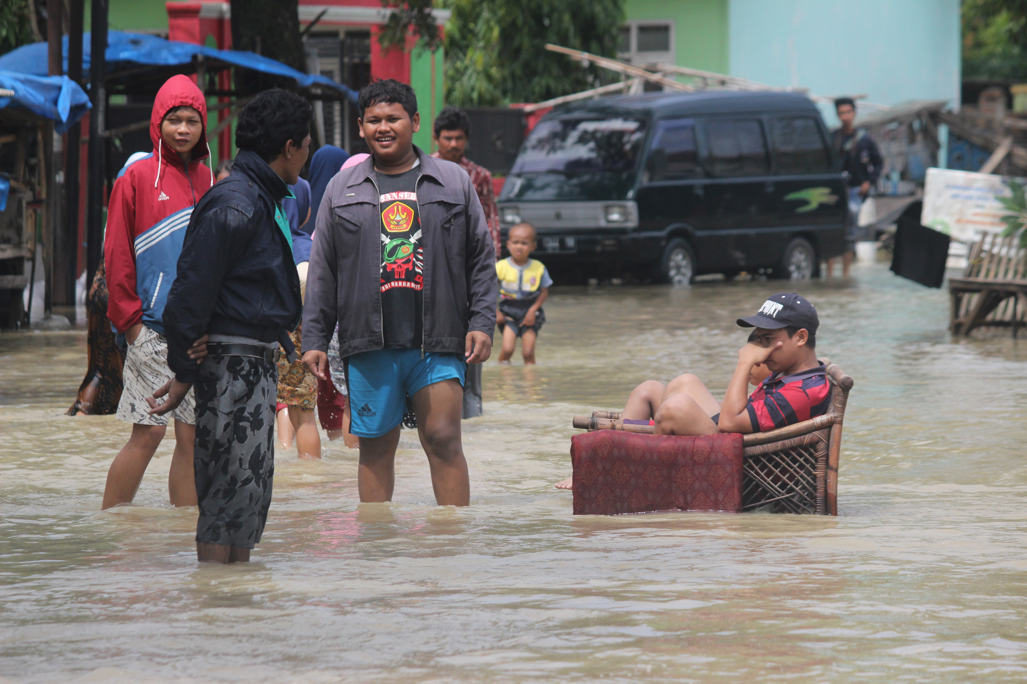 Warga melintasi genangan banjir di Desa Bojongkidul, Susukan, Kabupaten Cirebon, Jawa Barat, Kamis (6/2/2020).