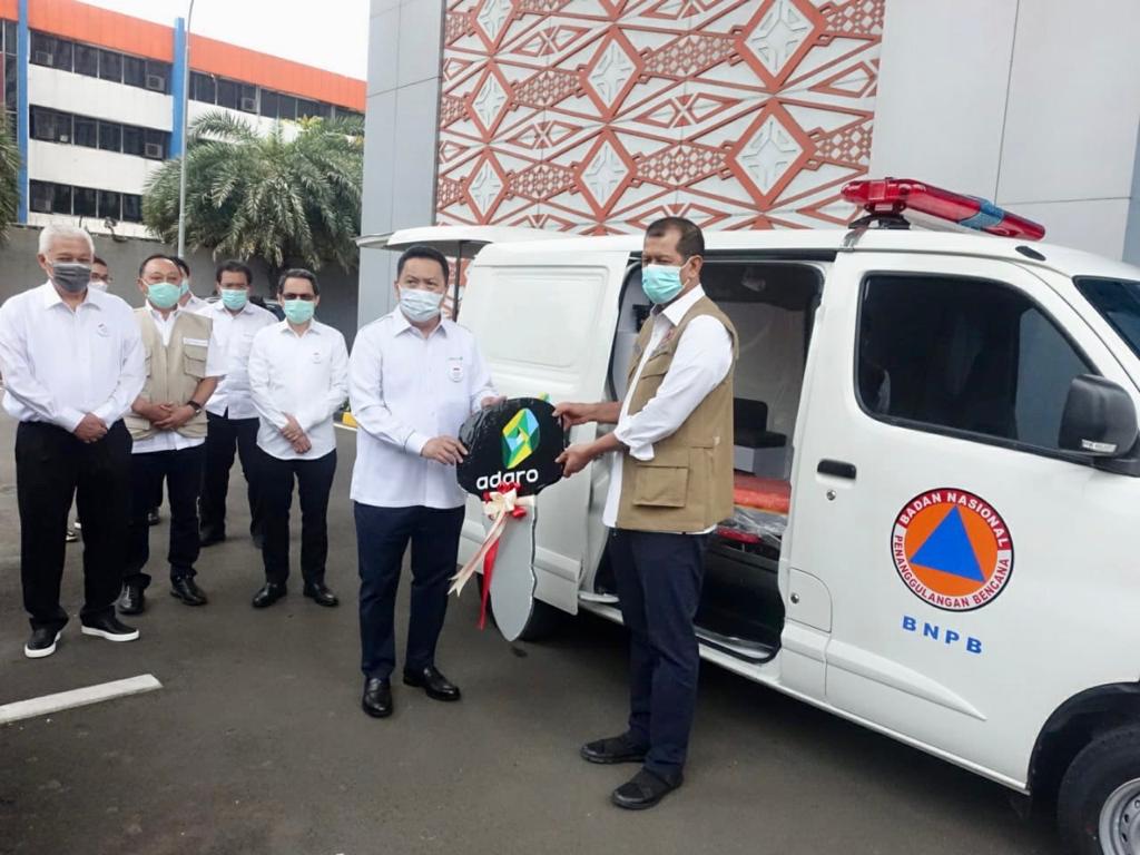 Penyerahan bantuan Adaro kepada BNPB