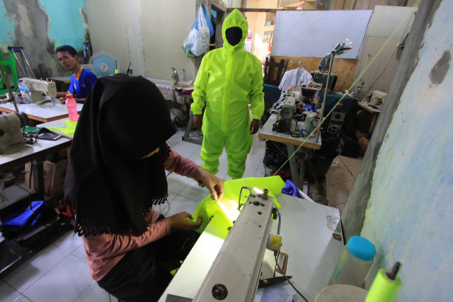 Produksi APD Wagino belum bisa memnuhi banyak pesanan.