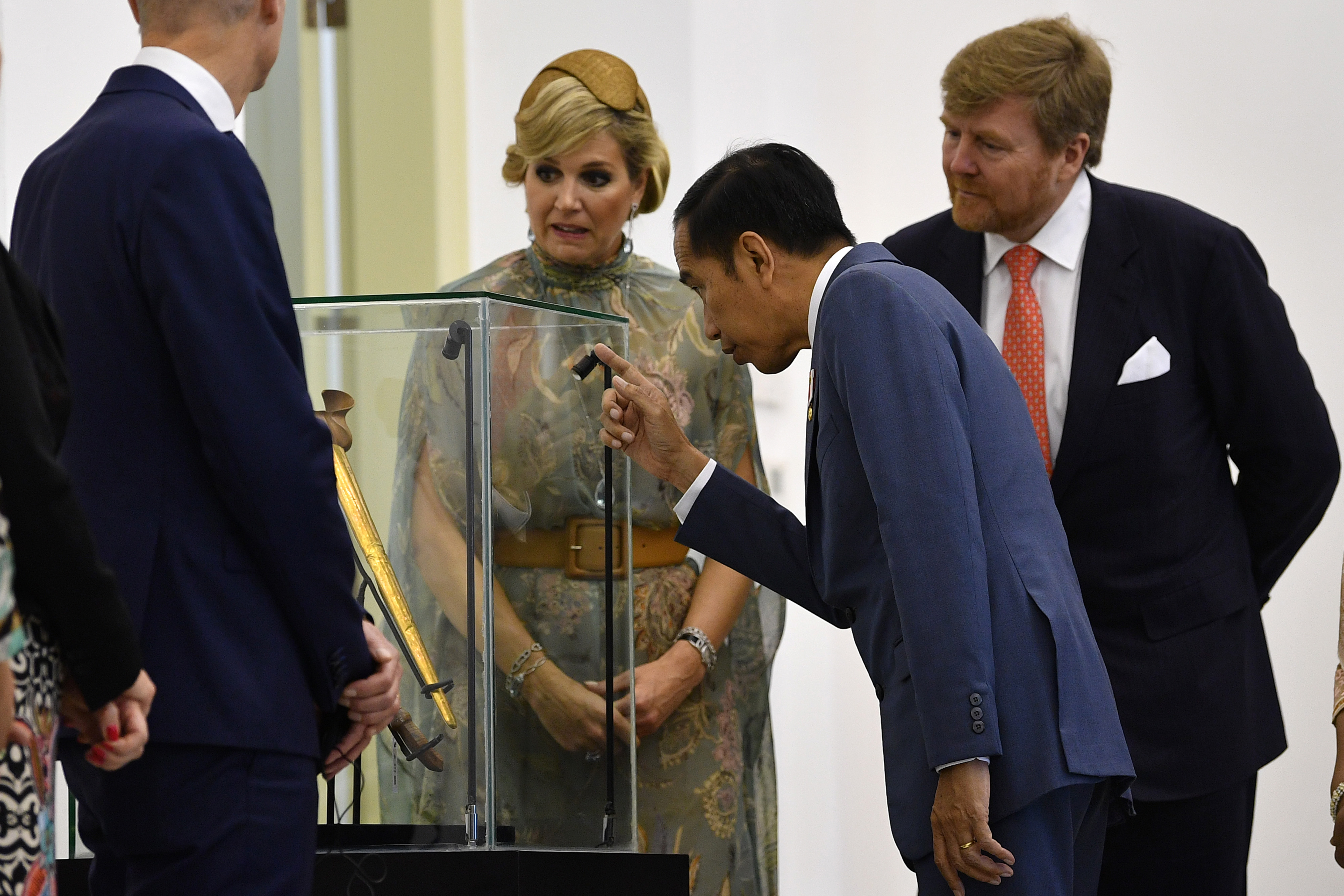 Presiden Jokowi (tengah) dan Raja Belanda Willem-Alexander (kanan) melihat keris Pangeran Diponegoro di Istana Bogor, Selasa (10/3/2020).