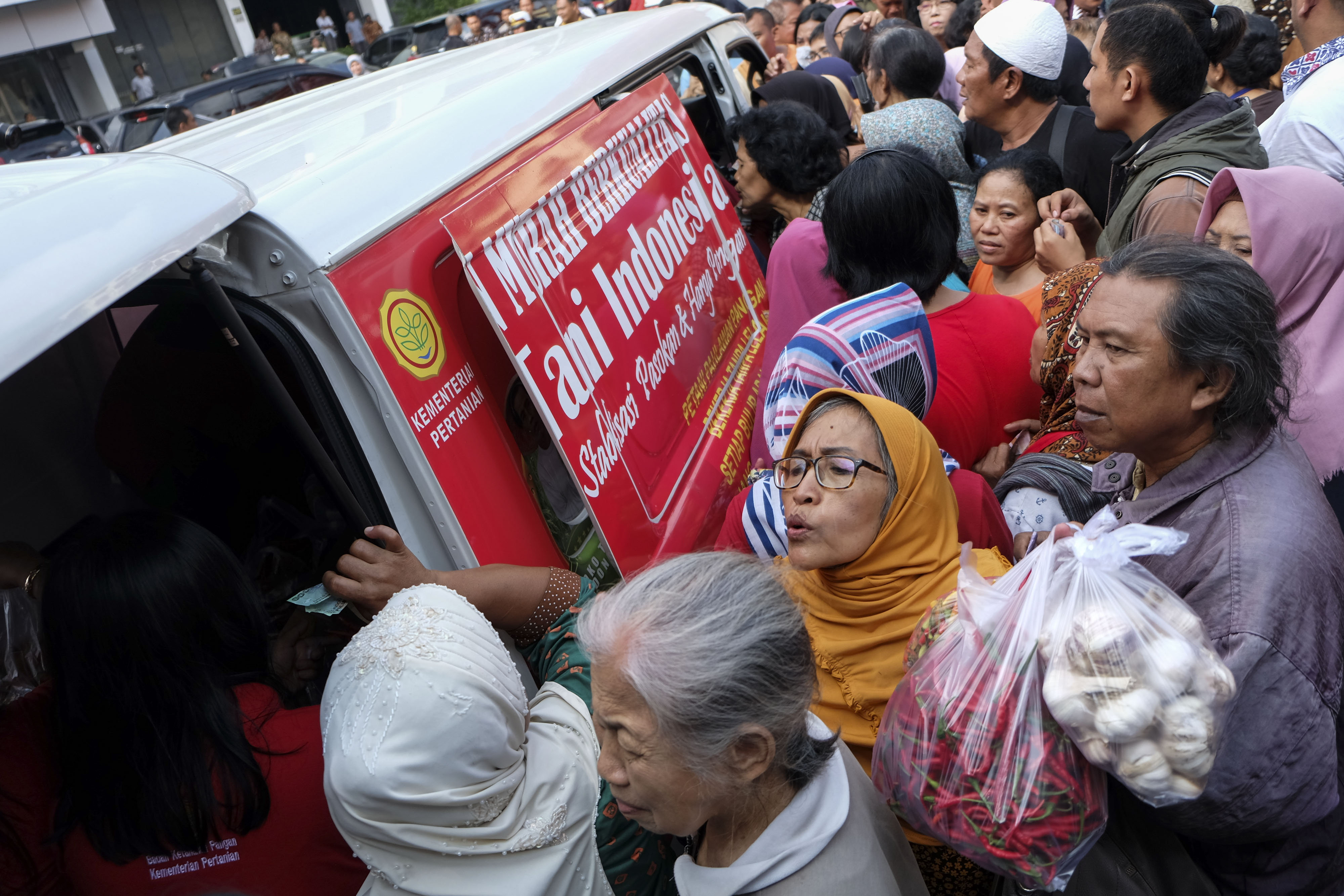 Warga mengantre untuk membeli bawang putih dan cabai