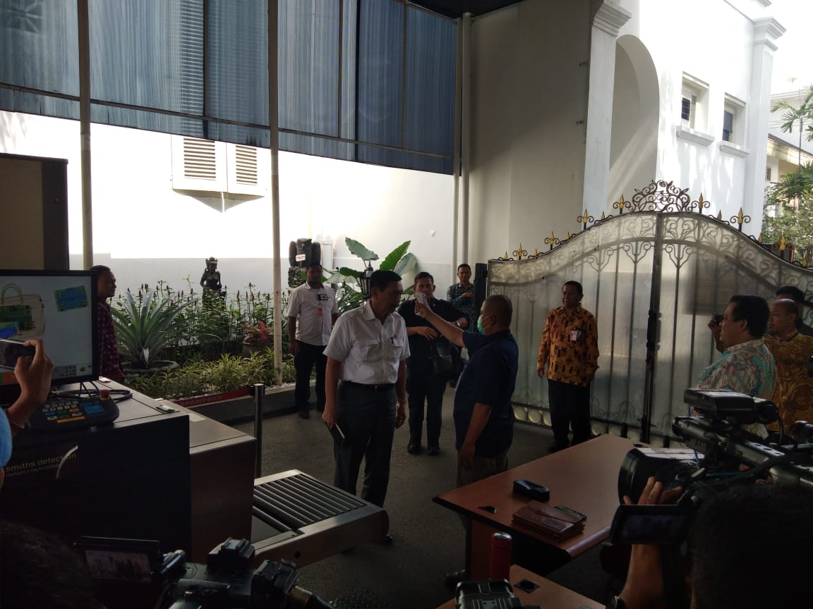  Menko Bidang Maritim dan Investasi Luhut Binsar Pandjaitan diperiksa suhu tubuh saat memasuki Kompleks Istana Kepresidenan, Jakarta.
