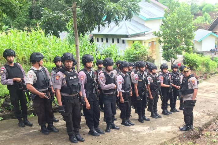 Personel polisi melakukan upaya pengamanan di Desa Sandosi, Kabupaten Flores Timur, Jumat (6/3)