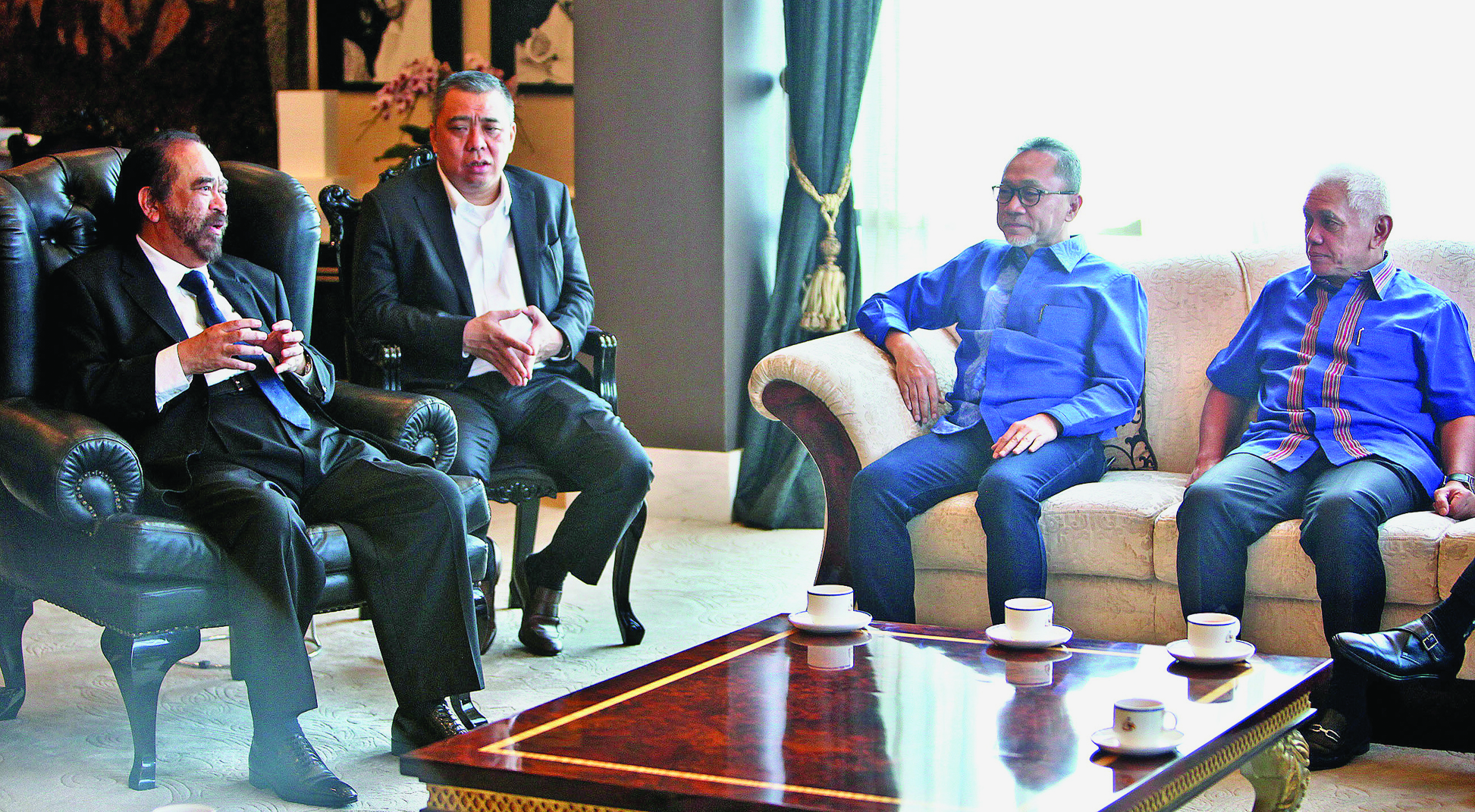 Pertemuan Ketua Umum Partai NasDem Surya Paloh (kiri) dengan Ketua Umum PAN Zulkifli Hasan (kedua kanan).