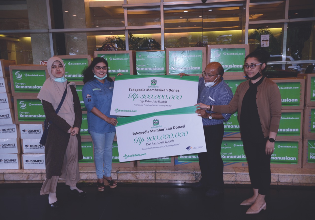 Media Group menyalurkan donasi APD dari pelanggan Tokopedia yang bekerja sama dengan Yayasan Benih Baik. 