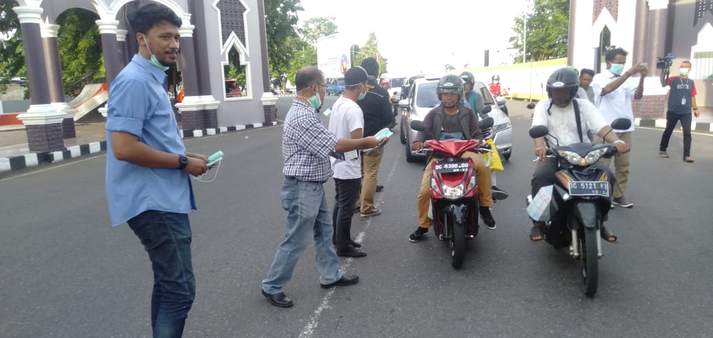 Wartawan Maluku Utara bersama PT Harita Nickel membagikan masker gratis kepada warga Ternate, Kamis (12/3/2020). 