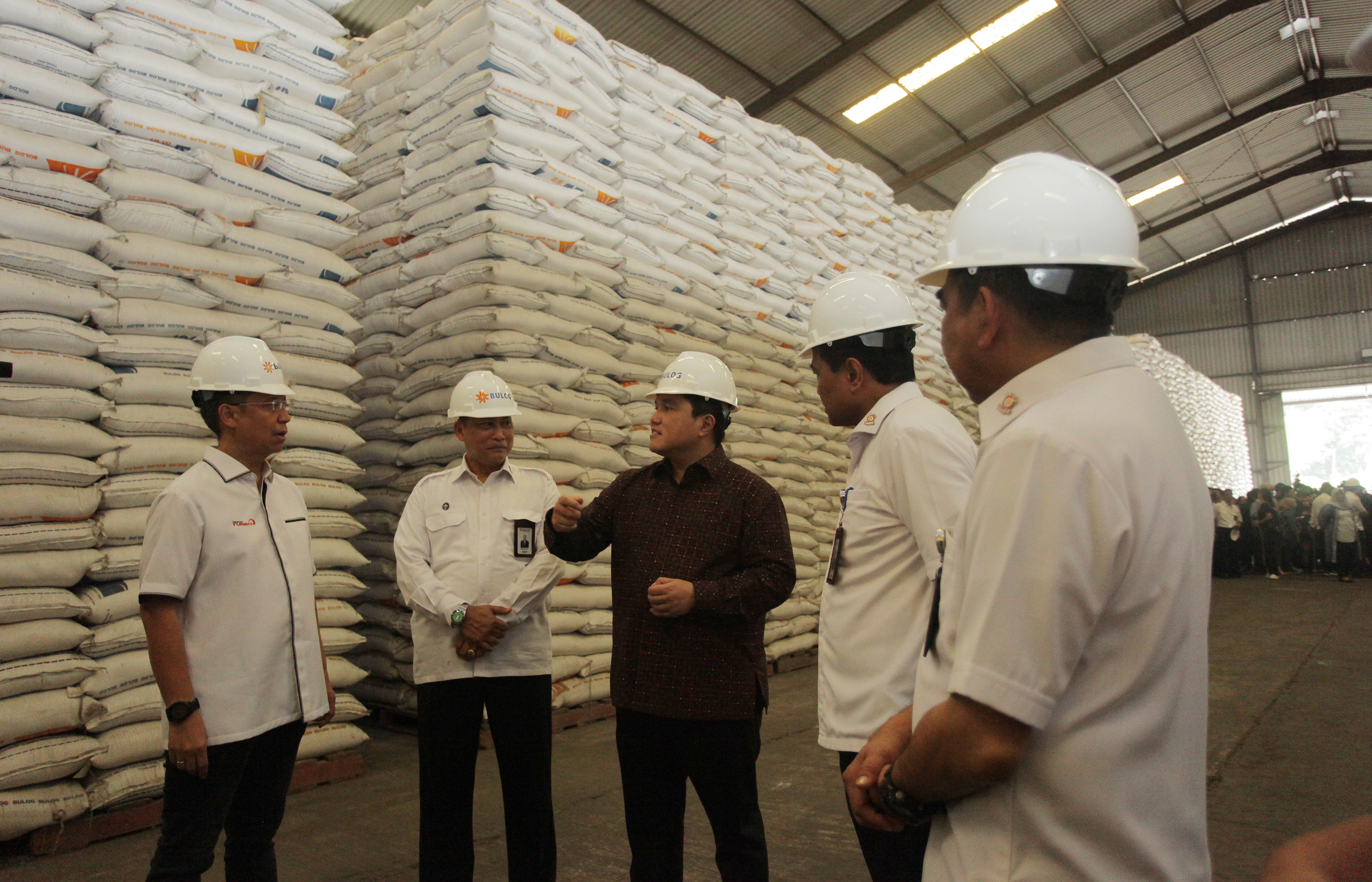 Menteri BUMN Erick Thohir (tengah) dan Dirut Bulog Budi Waseso (kedua dari kanan) saat meninjau gudang Bulog, Jakarta, Rabu (4/3)
