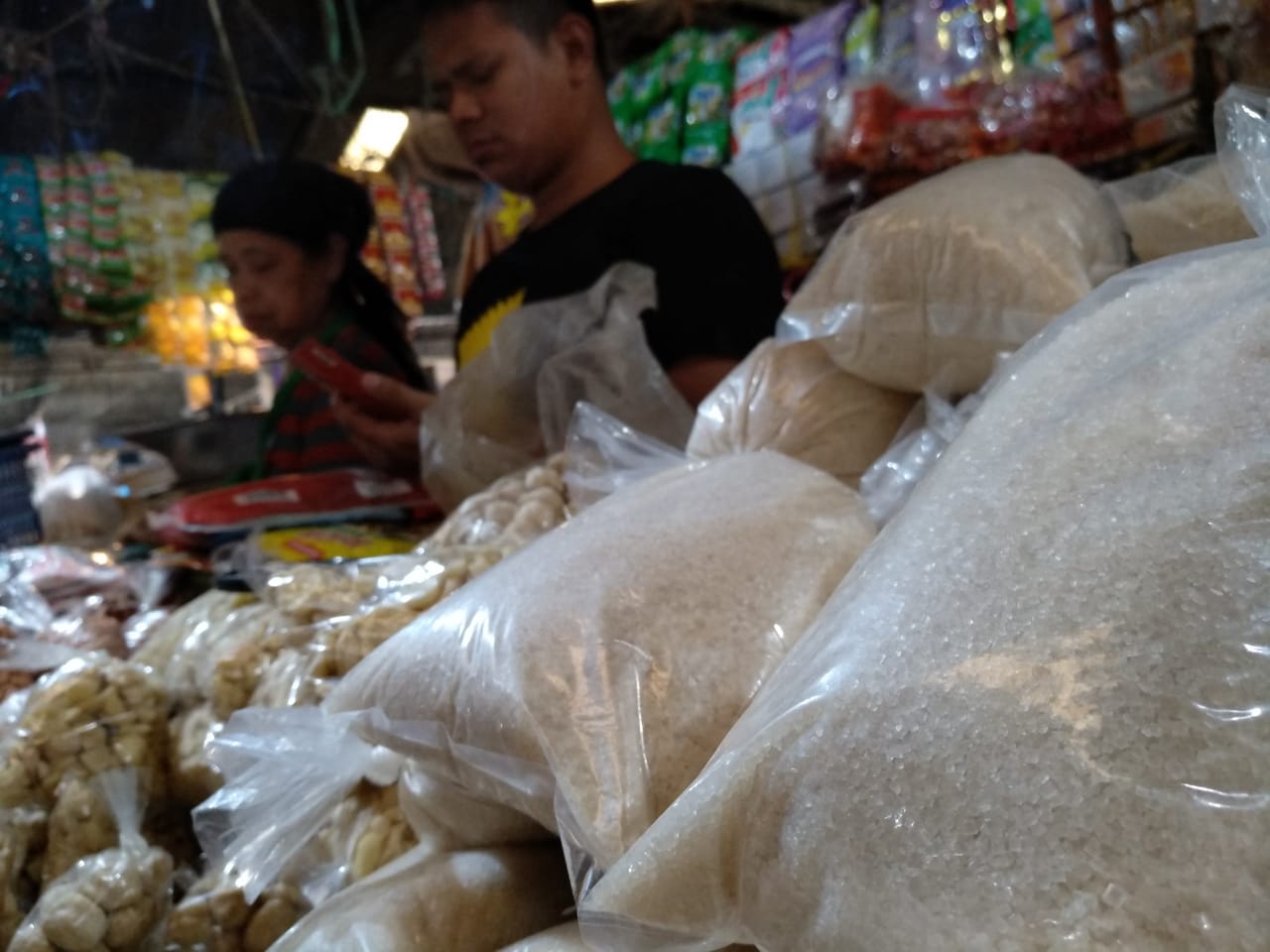 Harga gula pasir di Tasikmalaya naik karena stok habis. Saat ini pedagang kesulitan mencari gula pasir. 