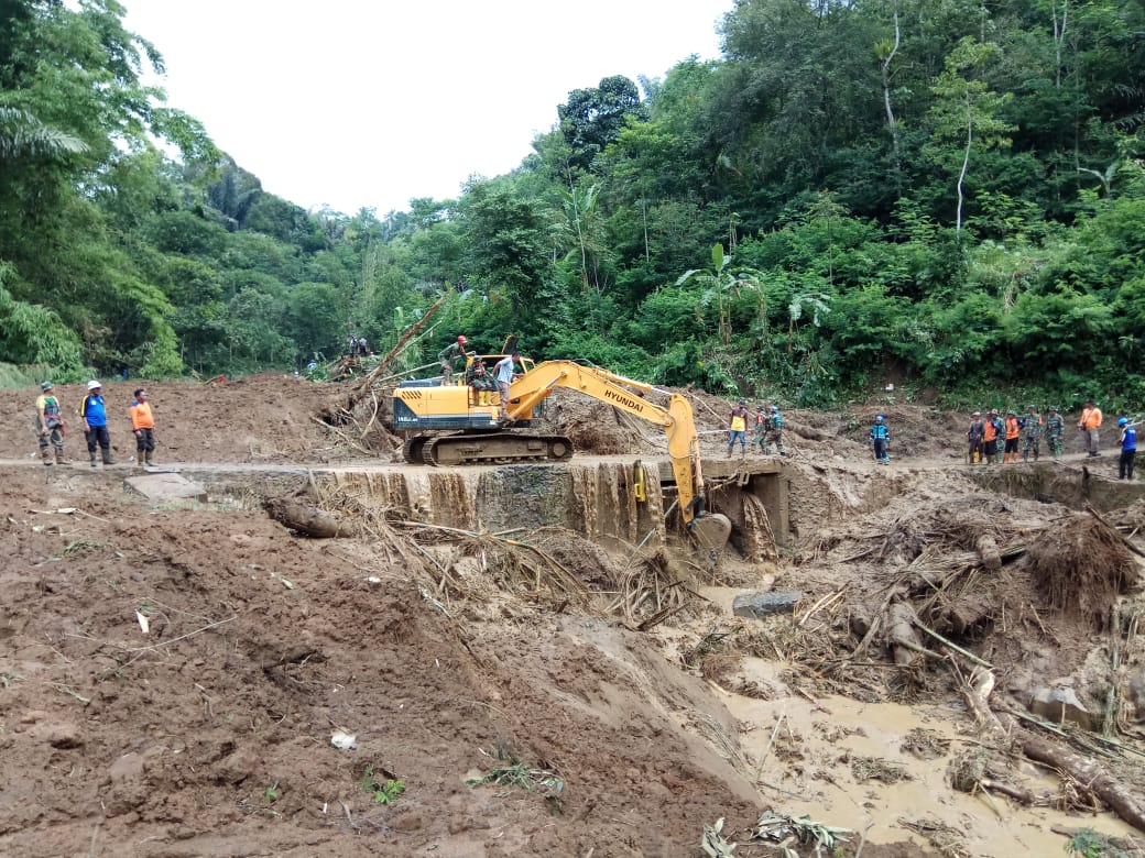 Longsor menutupi alirang sungai dan lahan sawah di Tasikmalaya
