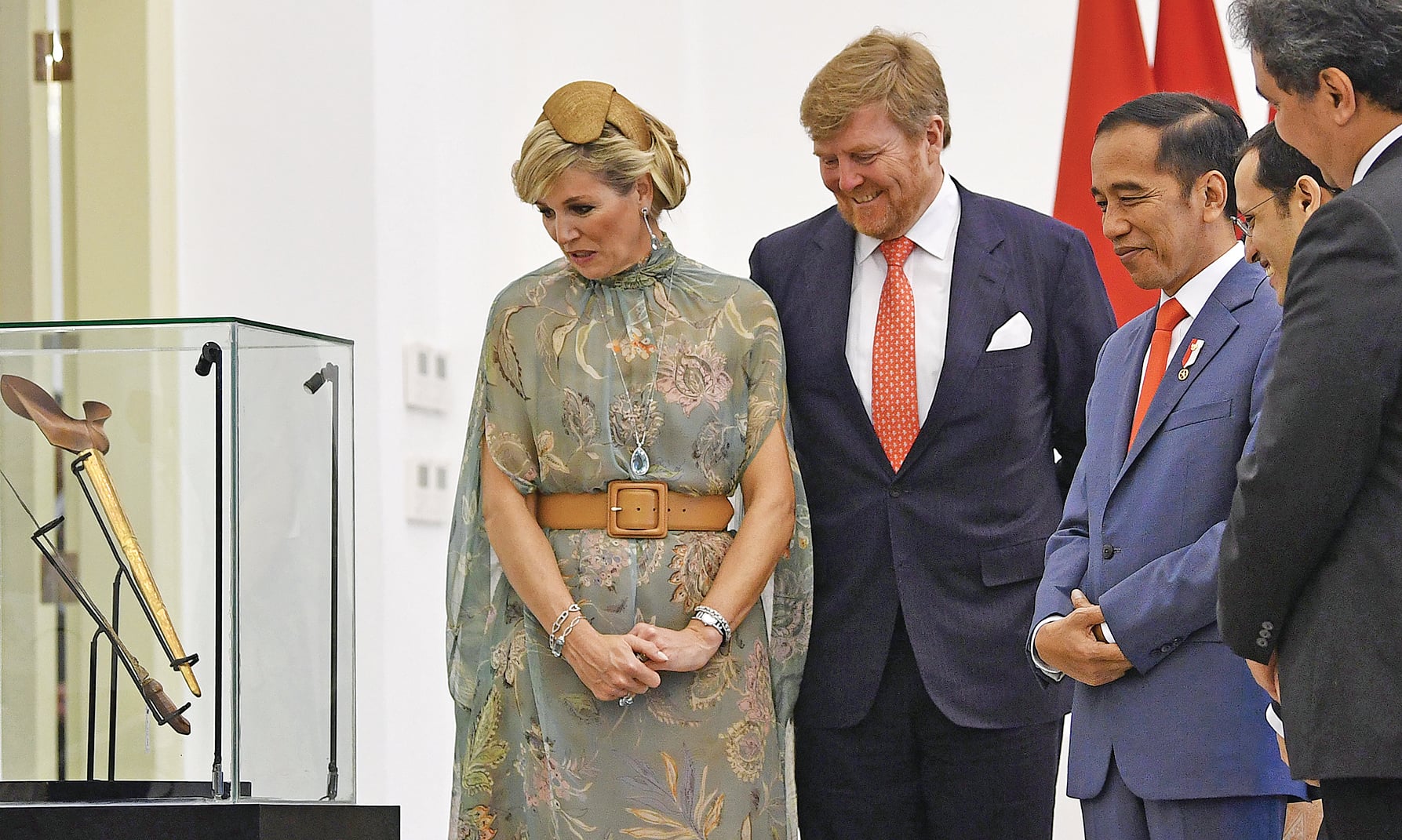 Presiden Joko Widodo bersama Raja Belanda Willem-Alexander dan Ratu Maxima Zorreguieta Cerruti melihat keris milik Pangeran Diponegoro.
