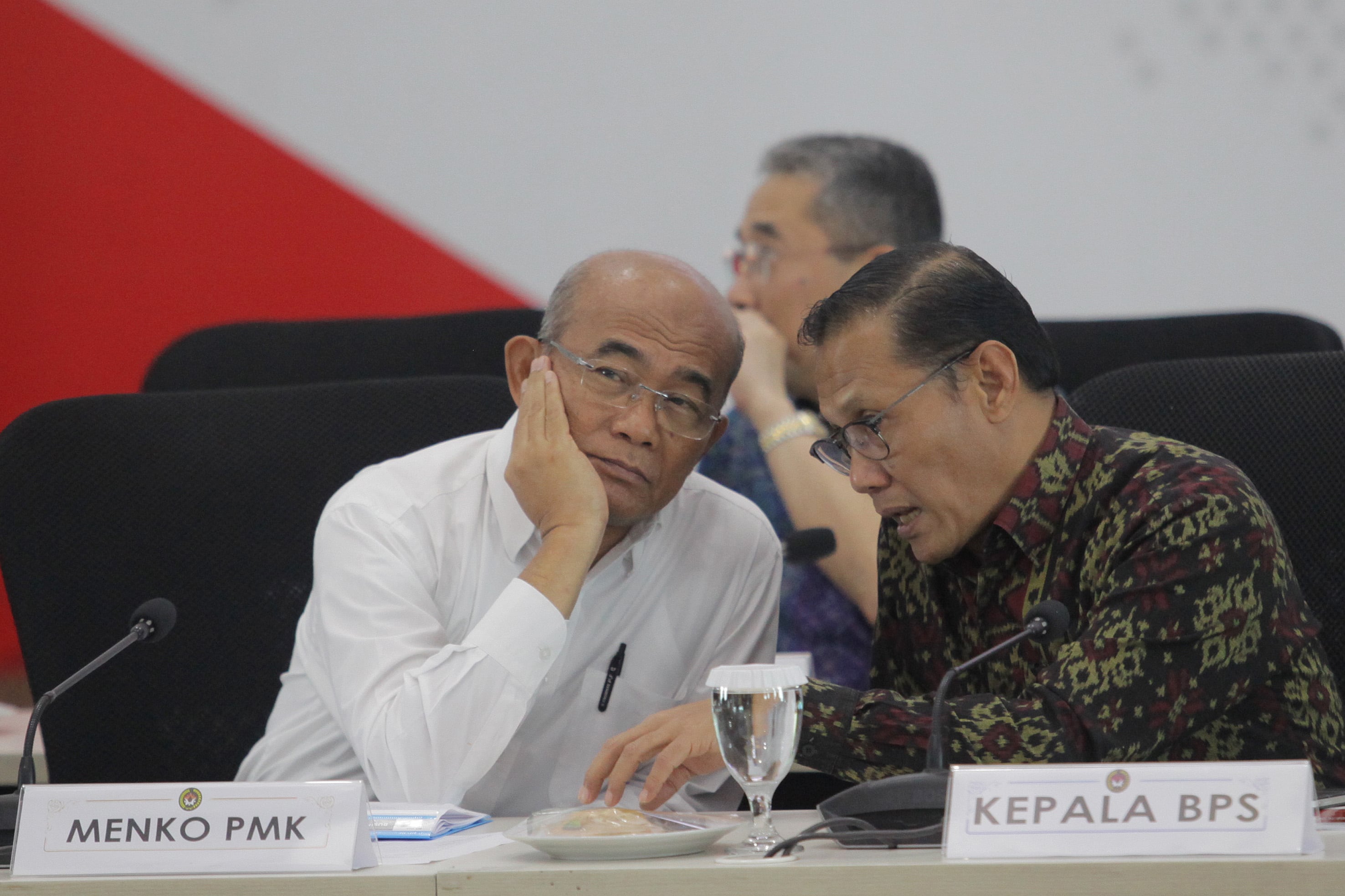Menko PMK Muhadjir Effendy (kiri) berbincang dengan Kepala BPS Suhariyantosaat rapat koordinasi tingkat menteri di Kantor Kemenko PMK. 
